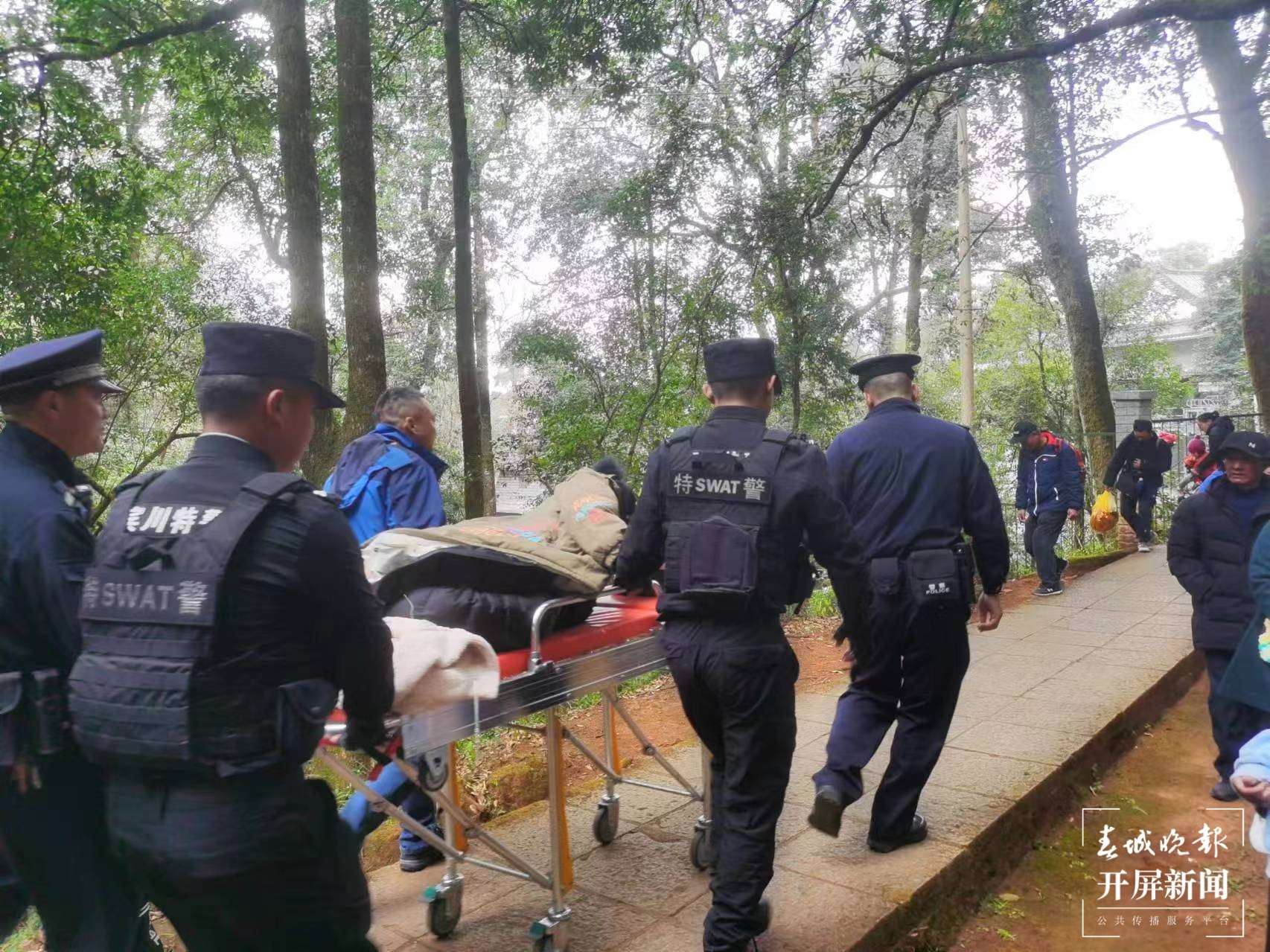 (采访传编辑)新春走基层 大理宾川鸡足山一名游客突发急病,警民合力成功救助(有视频) (2).jpg