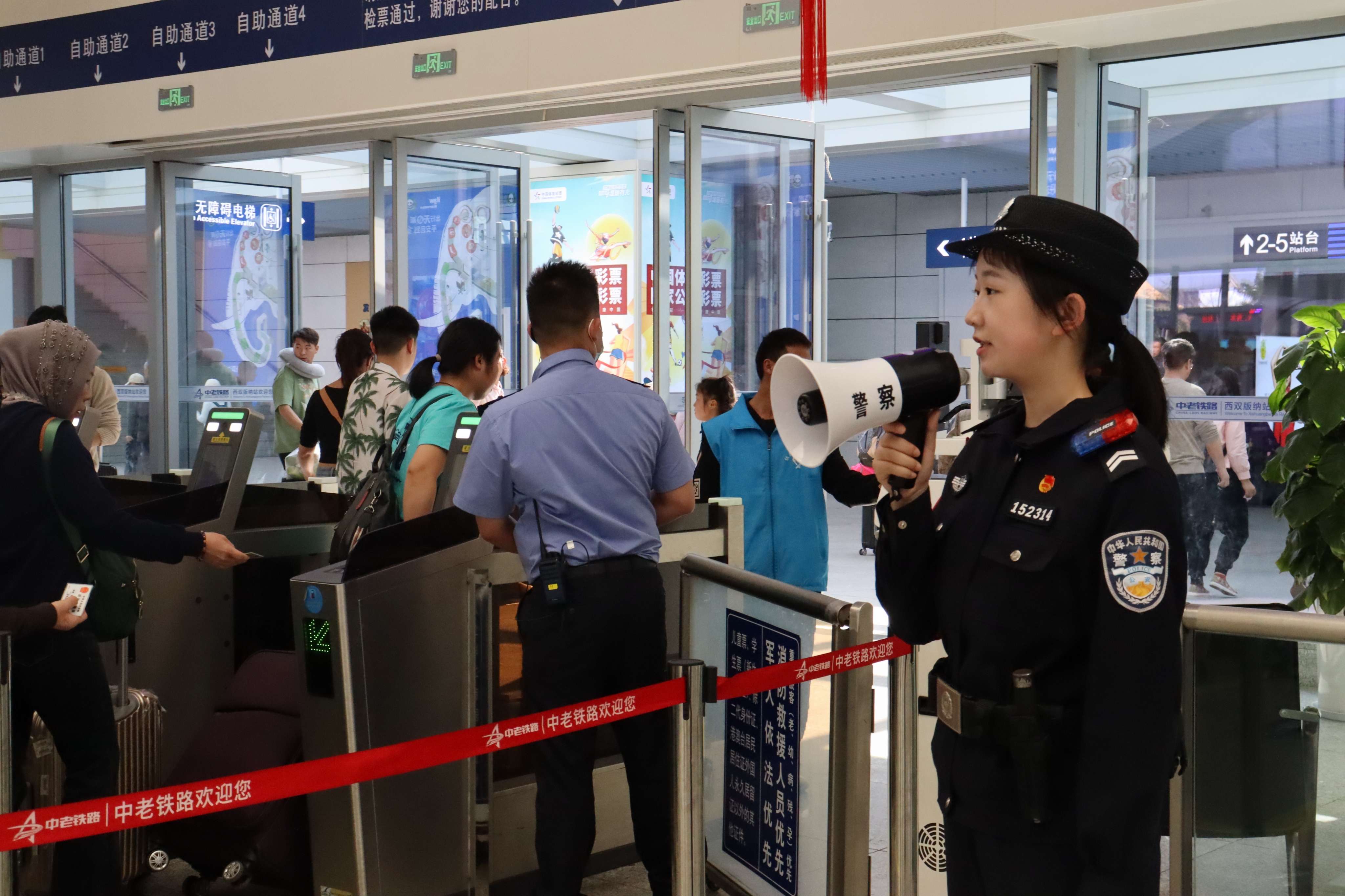 图1:陈卓在检票口疏导旅客有序进站乘车.jpg