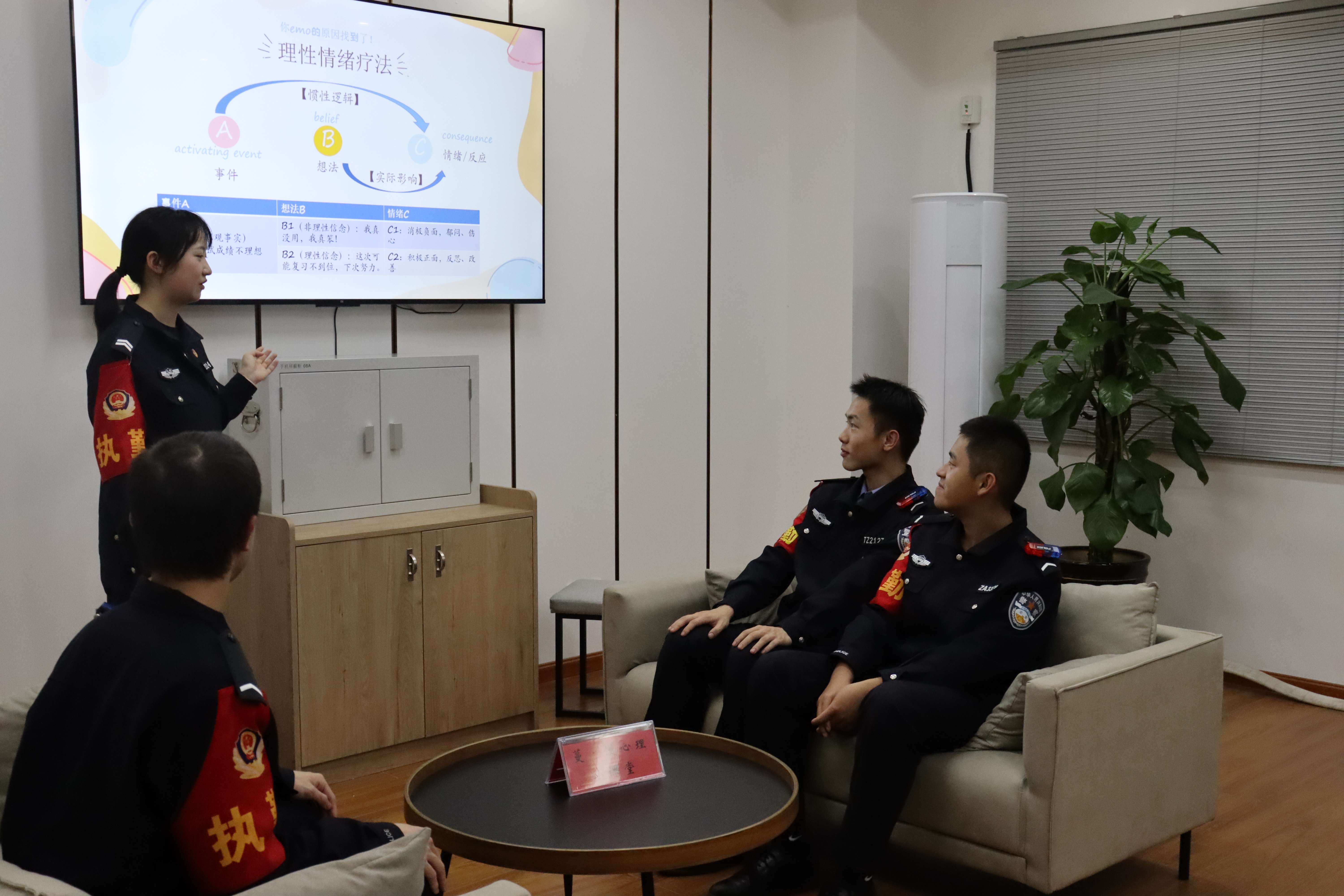 图2:应用心理学专业出身的陈卓帮助其他民警缓解压力、调节情绪.JPG