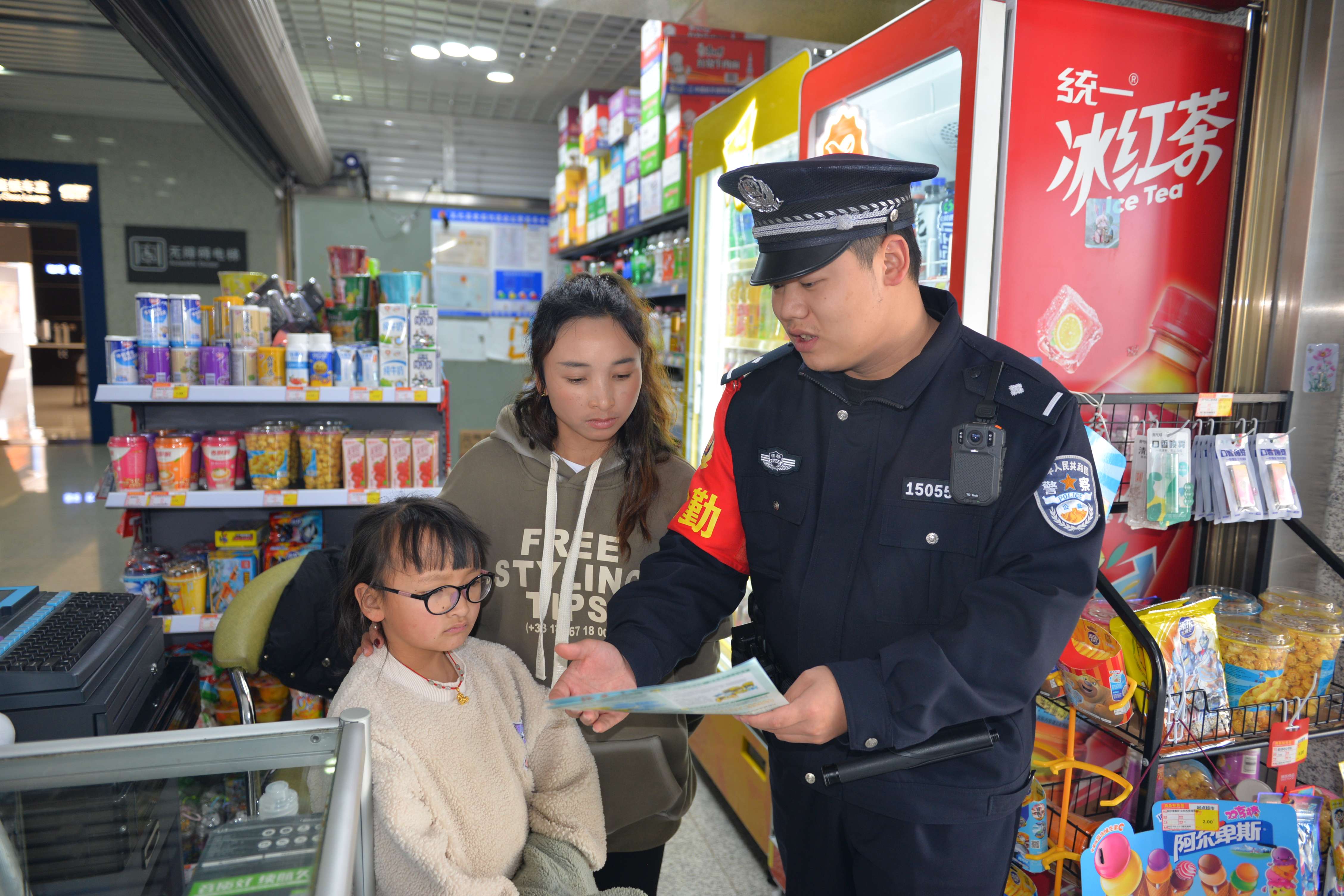 图4:孔锐向旅客们进行面对面安全宣传.JPG