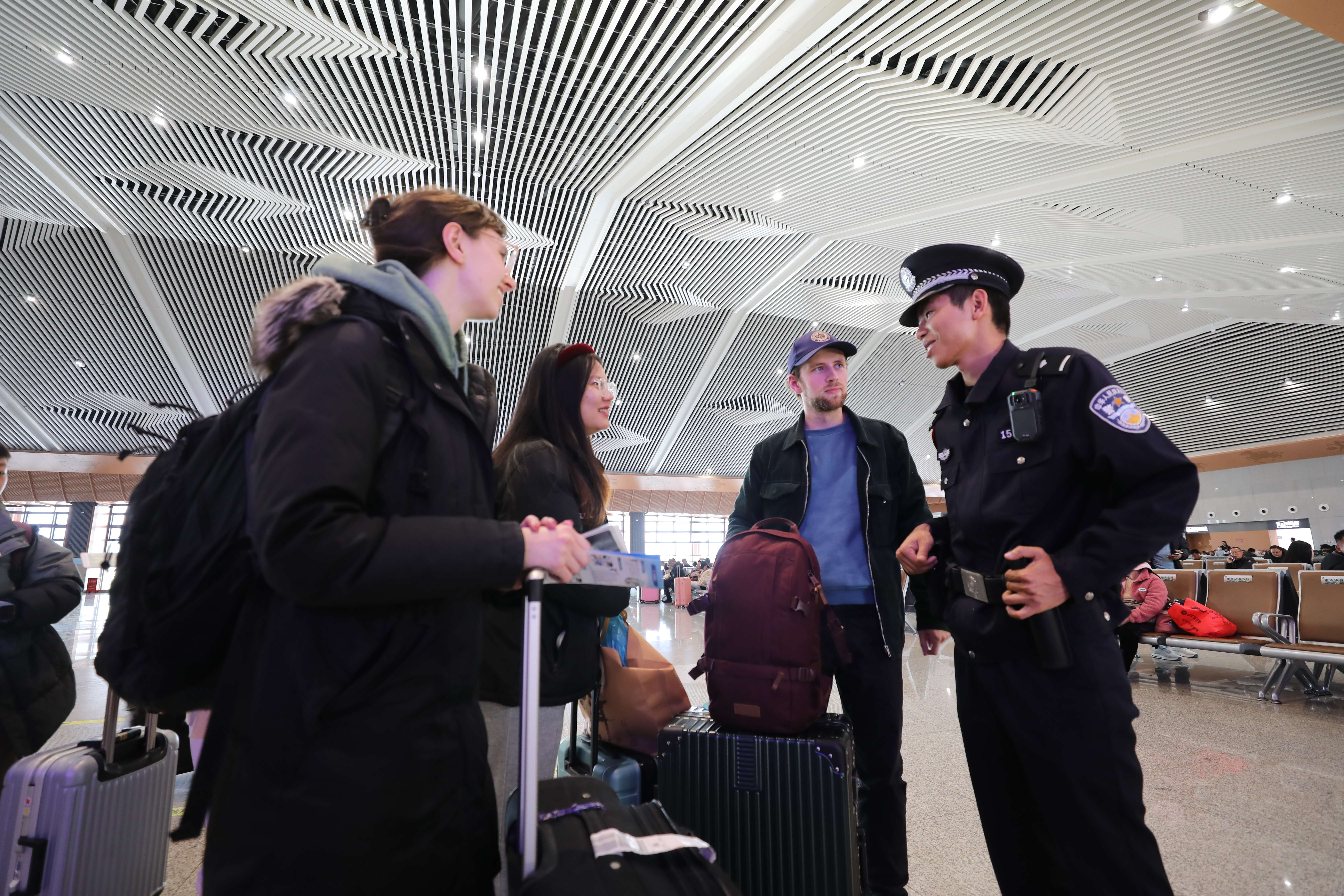 图5:李聪面带微笑解答外籍旅客疑惑.JPG