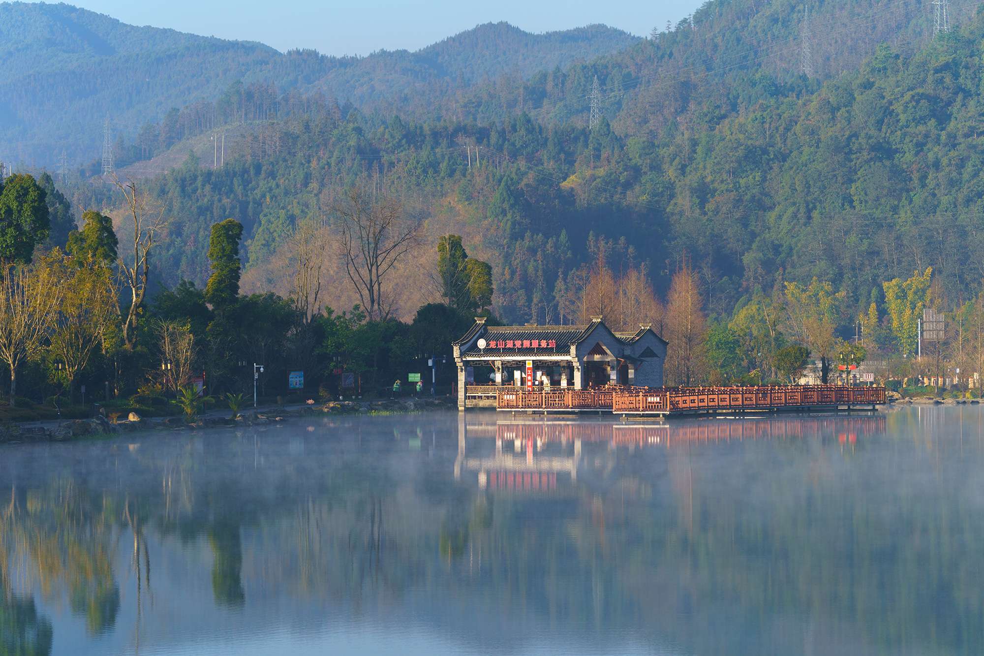 龙山湖公园(龙陵县融媒体中心-侯云鹏摄影).jpg