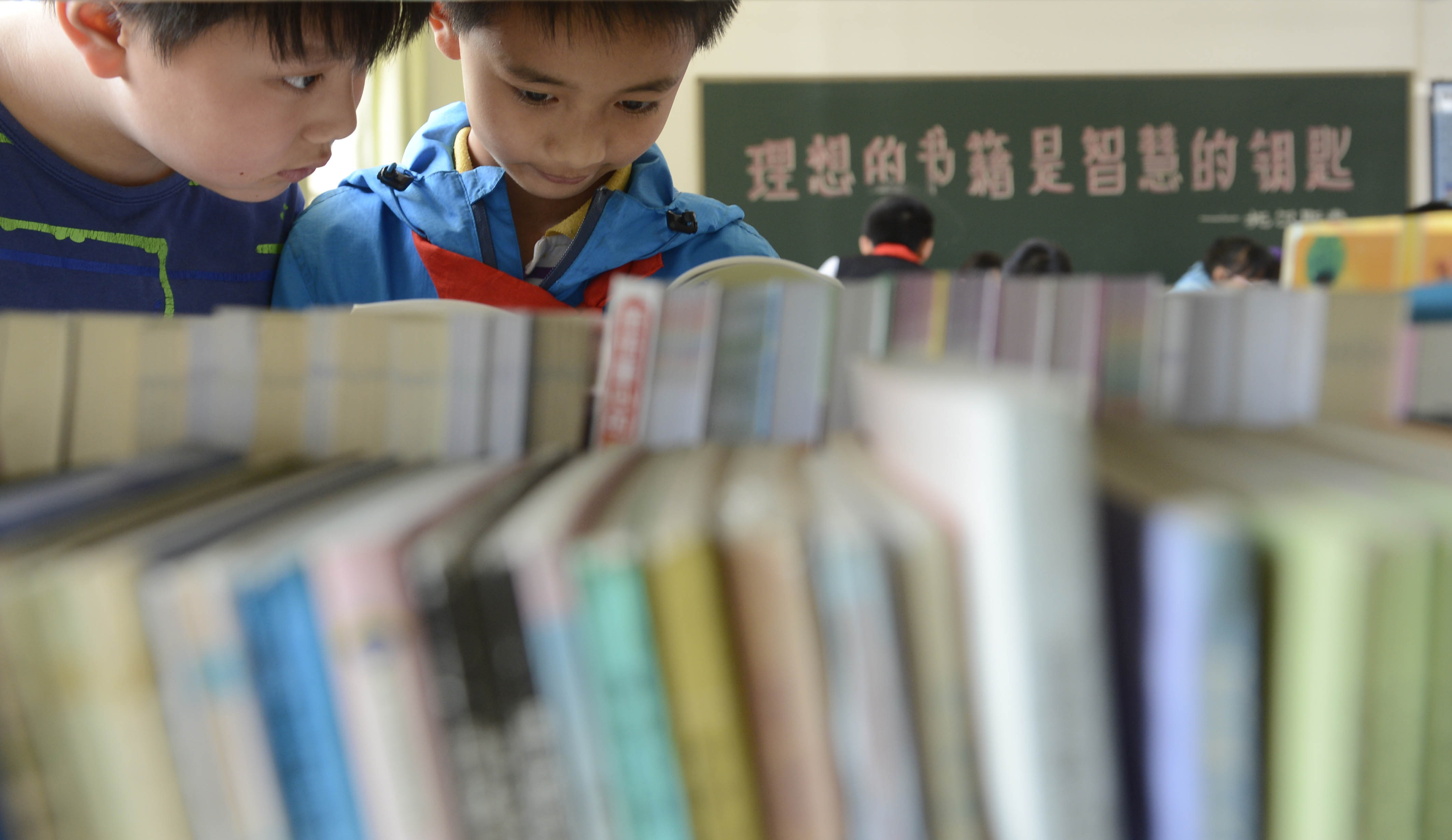 2015年3月18日。文林小学课间休息时、面向全校同学开放阅览室，此图为：同学们正在书架旁选自己喜欢的书籍.JPG