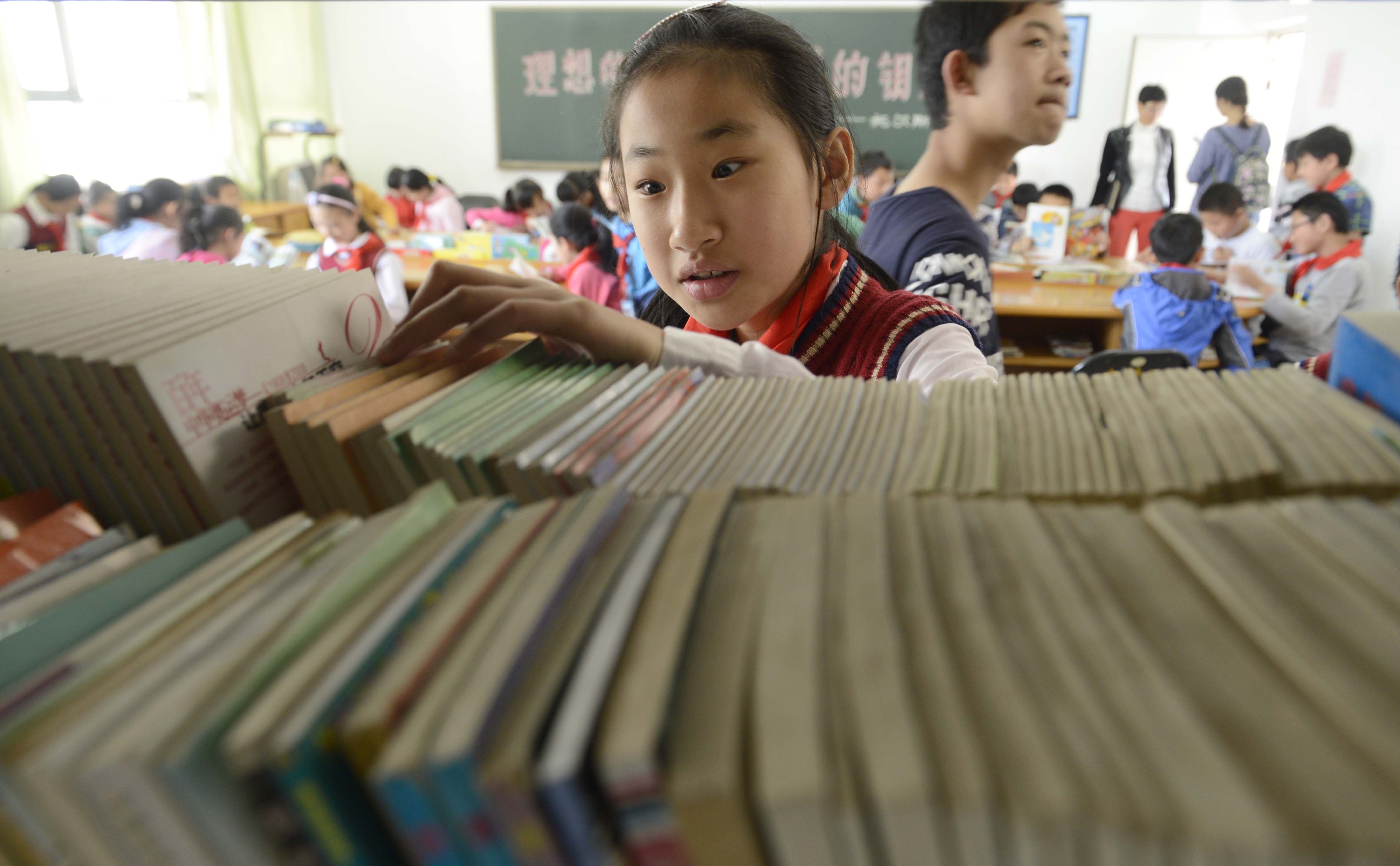 2015年3月18日。文林小学课间休息时、面向全校同学开放阅览室，此图为：找书.JPG