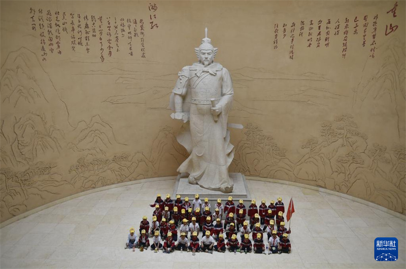 学生们在河南省安阳市汤阴县岳飞纪念馆开展研学活动（6月2日摄）。新华社记者 鲁鹏 摄.jpg