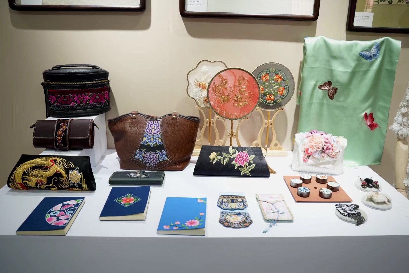七彩彝绣的彝绣作品正在故宫博物院里展出 供图.JPG