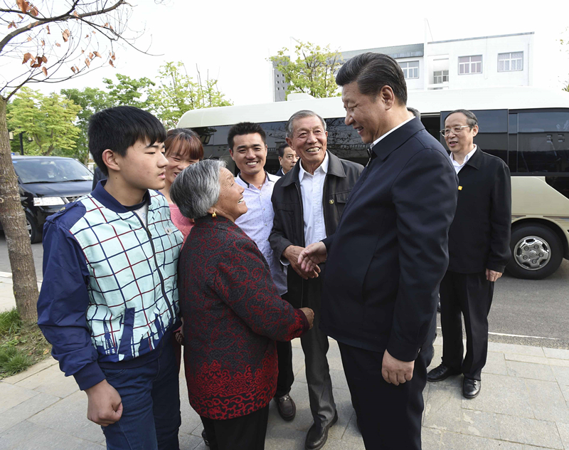 2016年4月25日,习近平在安徽省滁州市凤阳县小岗村看望当年大包干带头人严金昌(右三)一家。