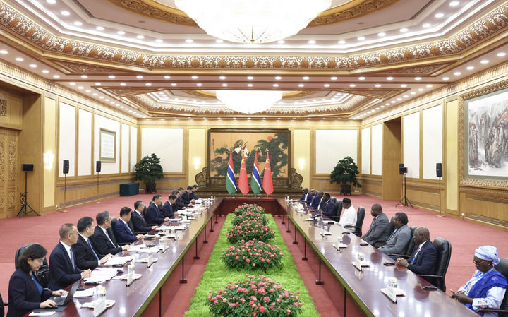 习近平会见冈比亚总统巴罗1.jpg