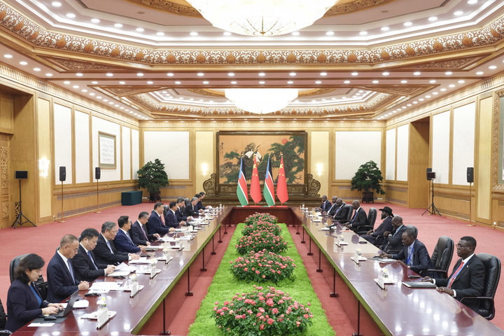 习近平会见南苏丹总统基尔1.jpg