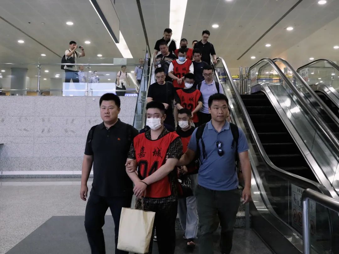 5名经济犯罪嫌疑人被从柬埔寨押解回国1.jpg