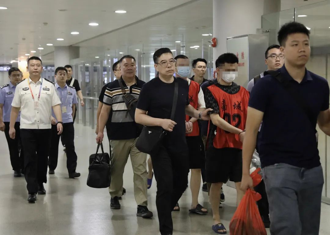 5名经济犯罪嫌疑人被从柬埔寨押解回国2.jpg