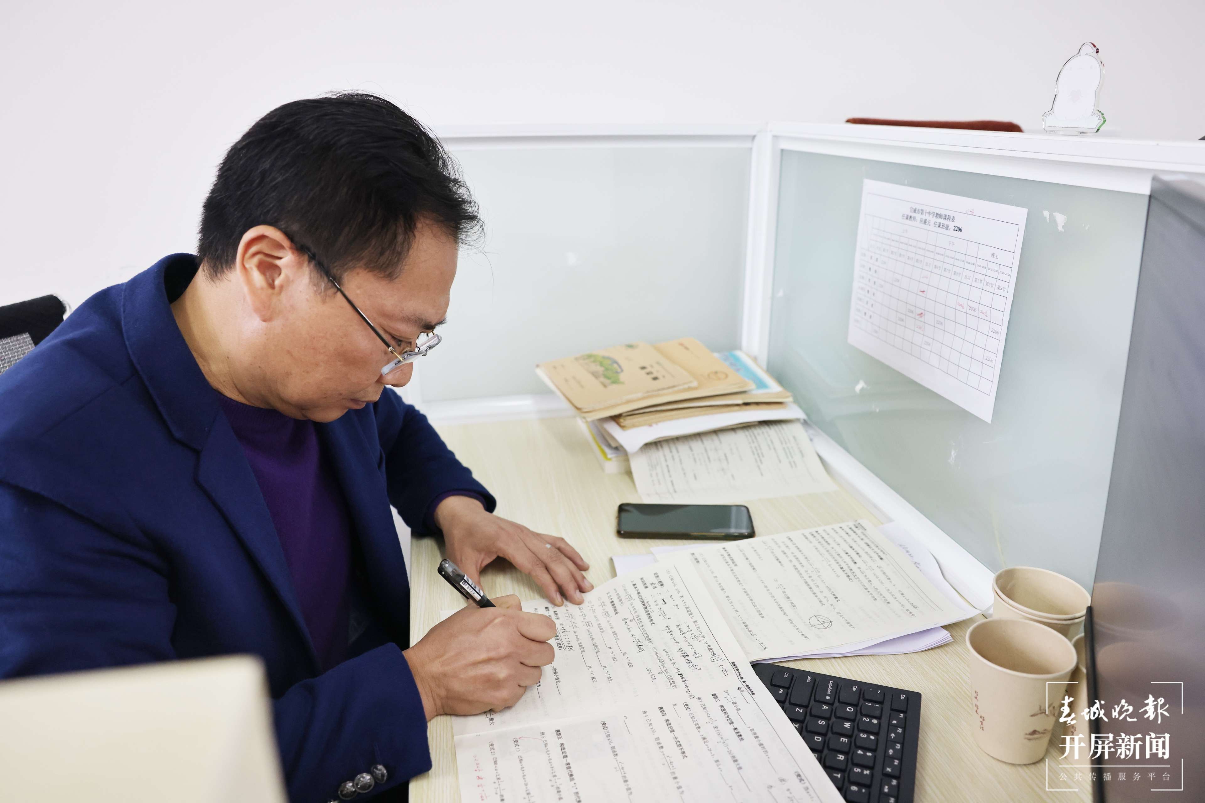 应盛元老师在批改作业。.jpg.jpg