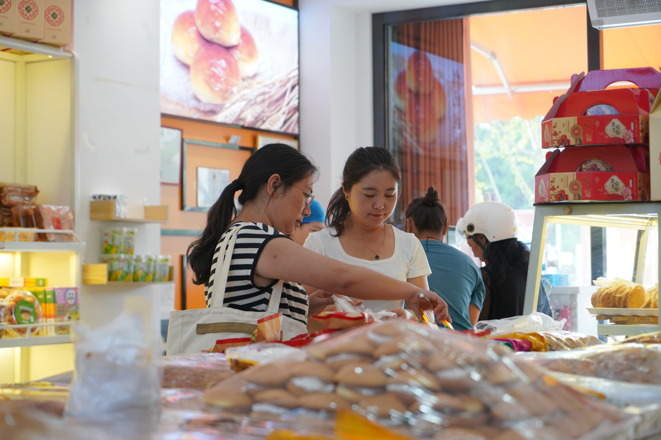 顾客在新城糕点店选购产品.JPG
