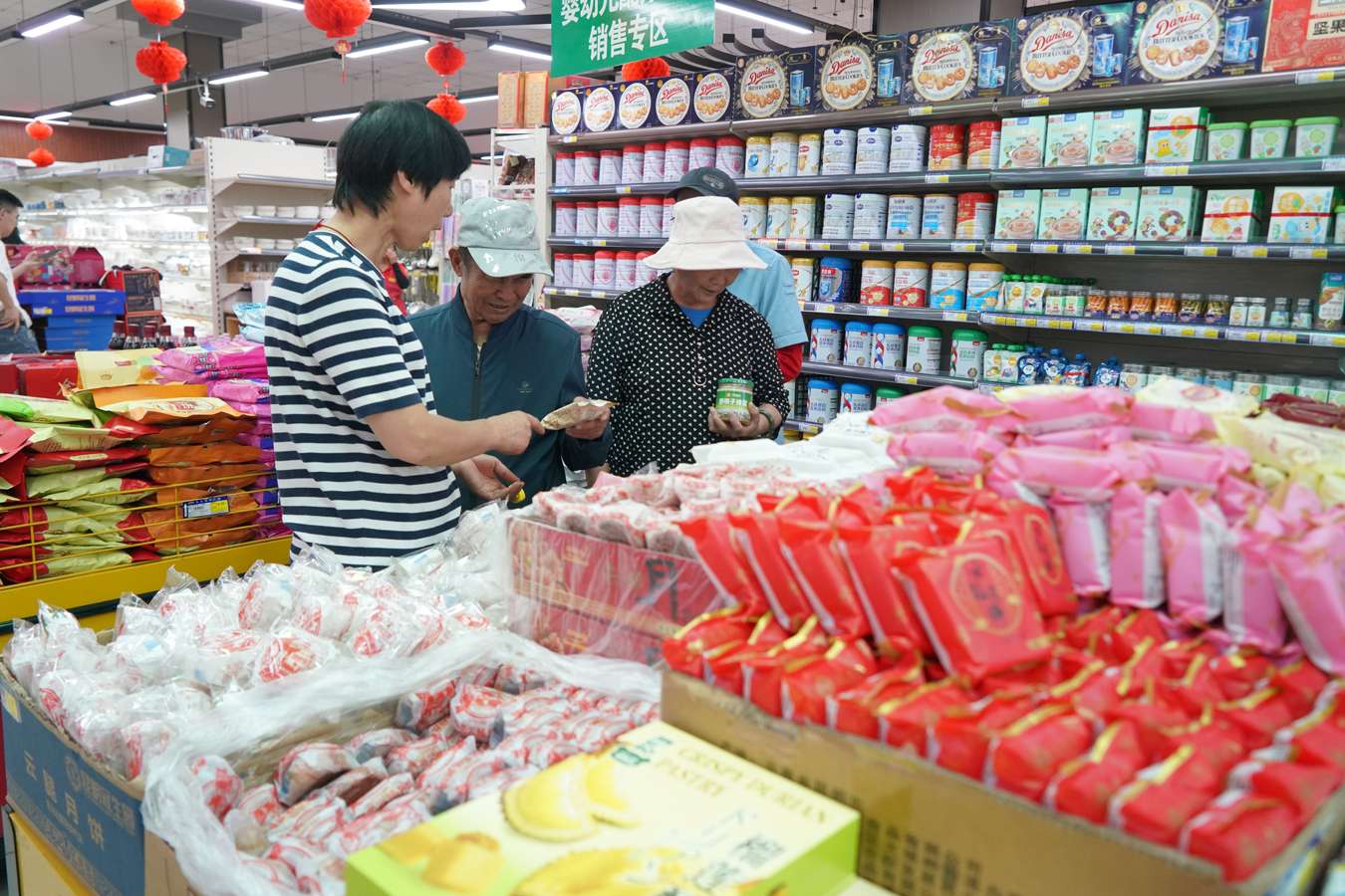天天购物广场总经理跟顾客介绍产品.JPG