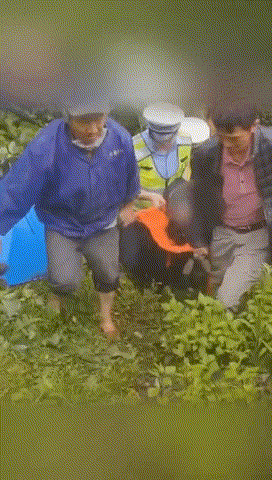 110吗？有张摩托车飞了……2.gif