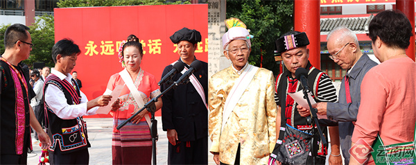 普洱民族团结誓词碑盟誓代表后代们激动地传看习近平总书记的回信。记者 雷桐苏 陈飞 胡妤雅 摄.jpg