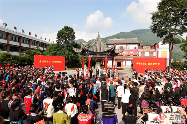 　9月25日上午，王宁在普洱市宁洱县向民族团结誓词碑盟誓代表后代及广大干部群众宣读习近平总书记回信，与大家共同学习领会总书记重要回信精神。记者 雷桐苏 陈飞 胡妤雅 摄.jpg