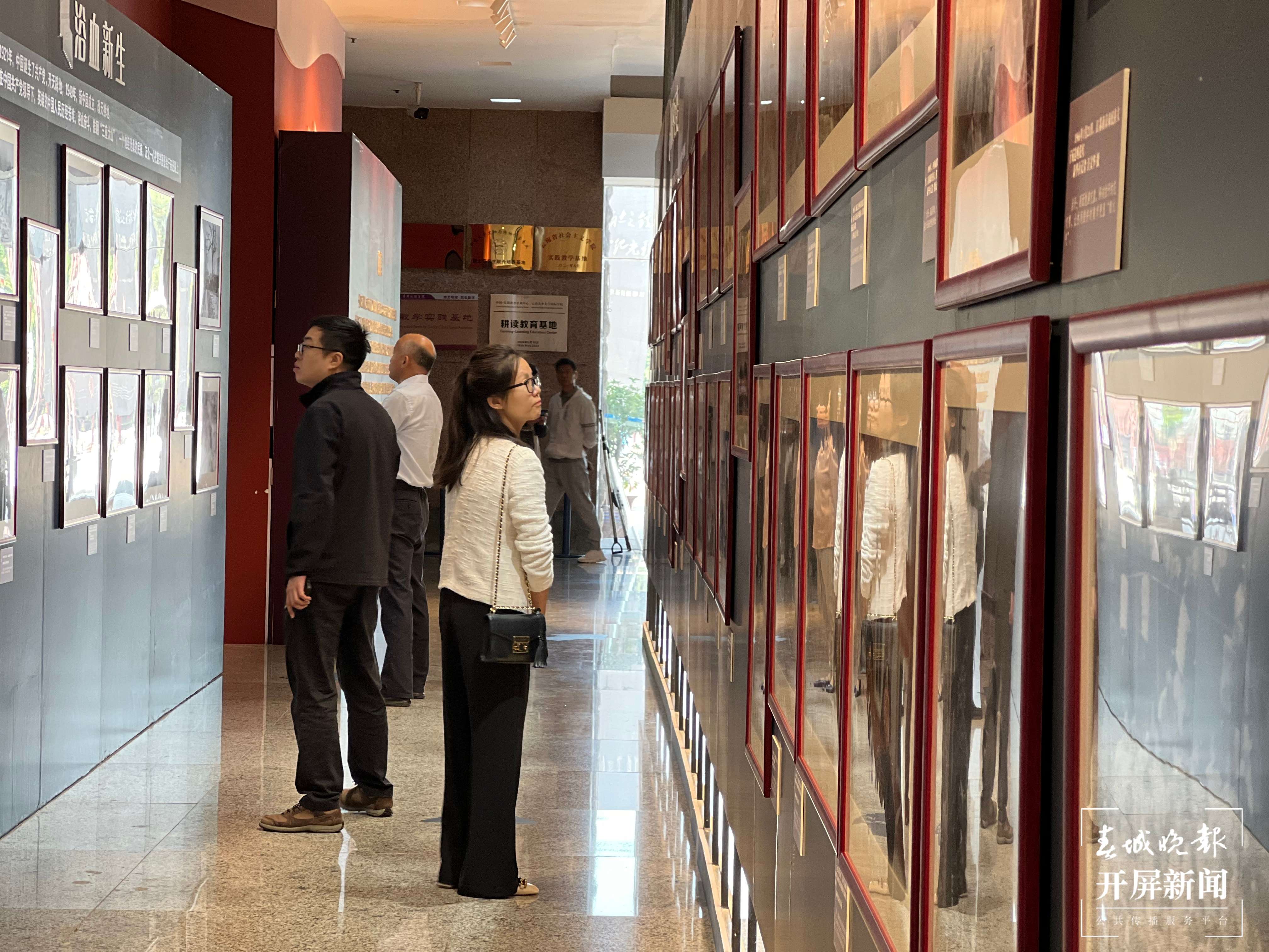 市民在观展.jpg