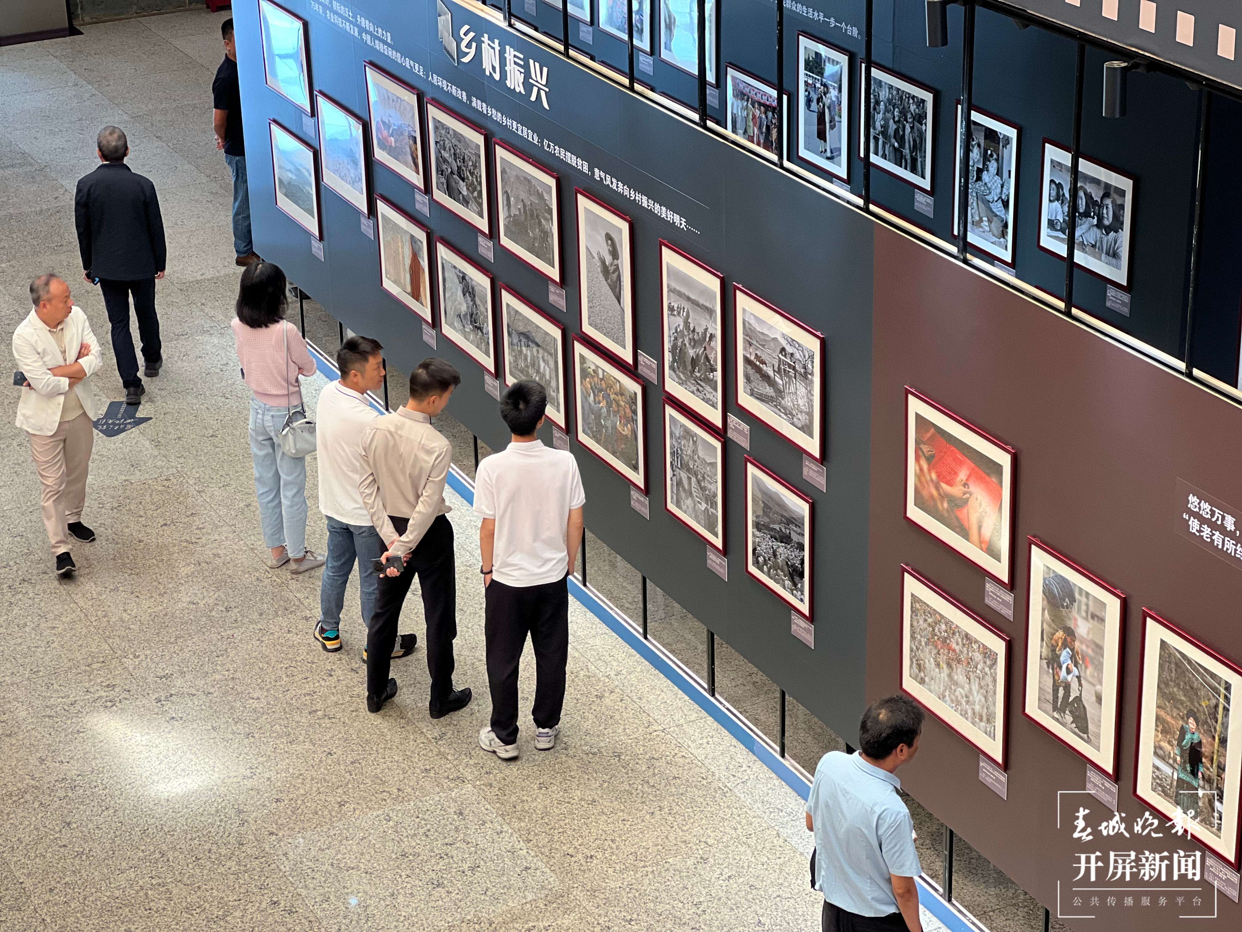 观展的人群.jpg