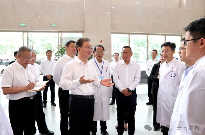 王宁在墨江县人民医院调研。.png