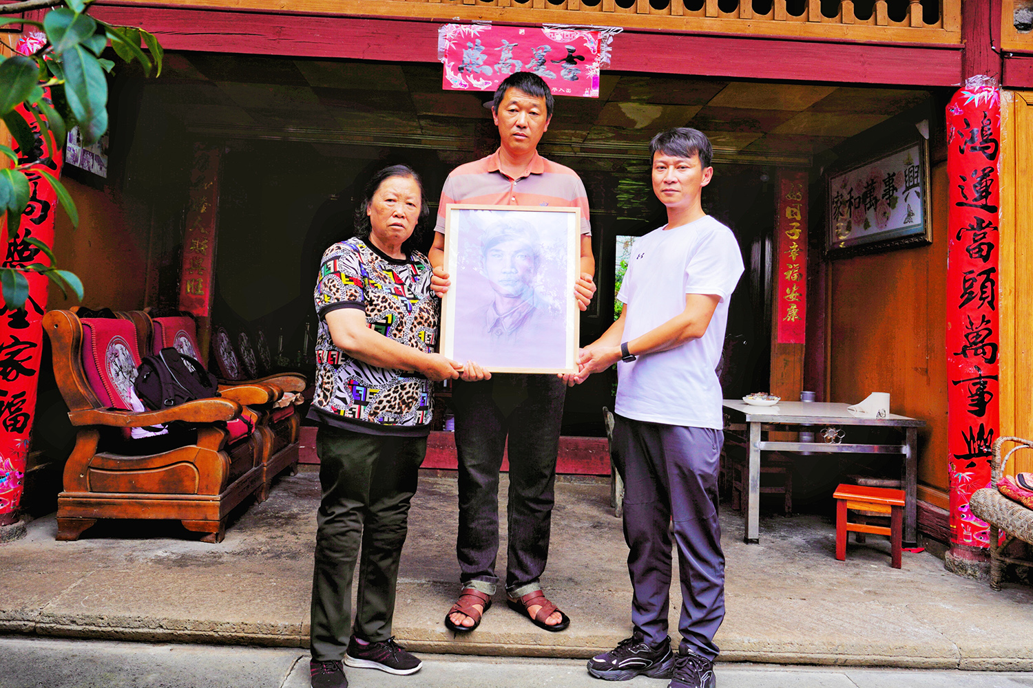 送杨国华烈士画像 万菊芬摄.jpg