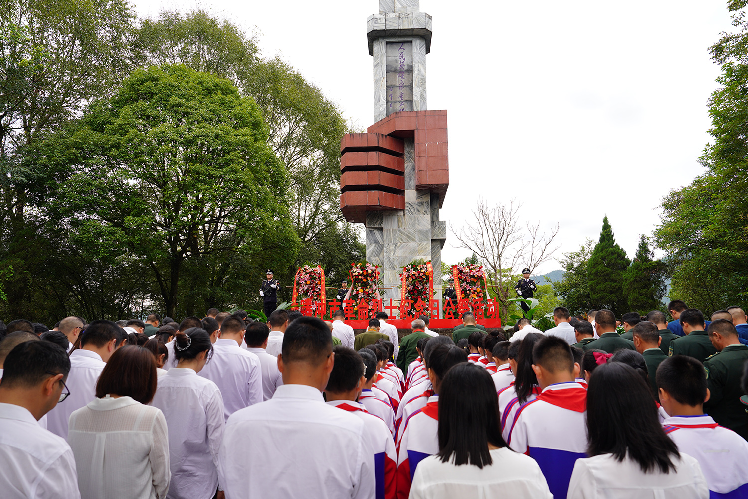 腾冲市烈士公祭活动现场  万菊芬 摄.JPG