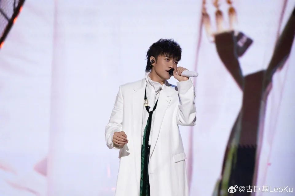 知名歌手突发！听力下降了一半