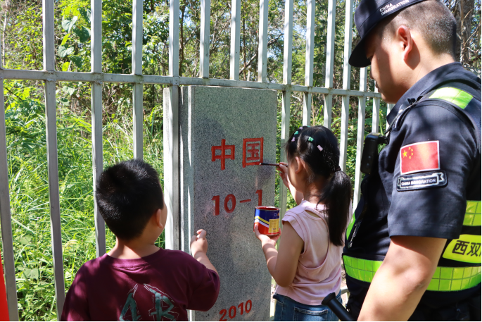 陪值班爸爸徒步巡边3小时累哭2.png