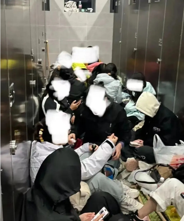 曝“多名游客挤在厕所过夜”.png
