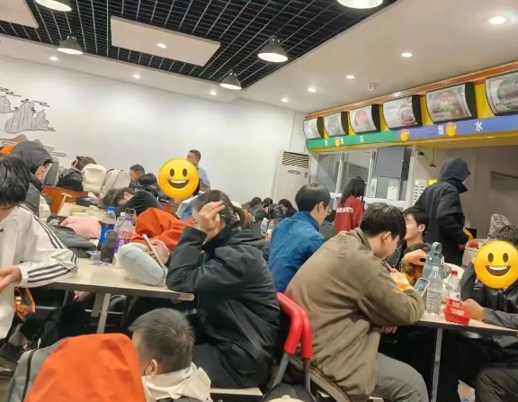 曝“多名游客挤在厕所过夜”1.png