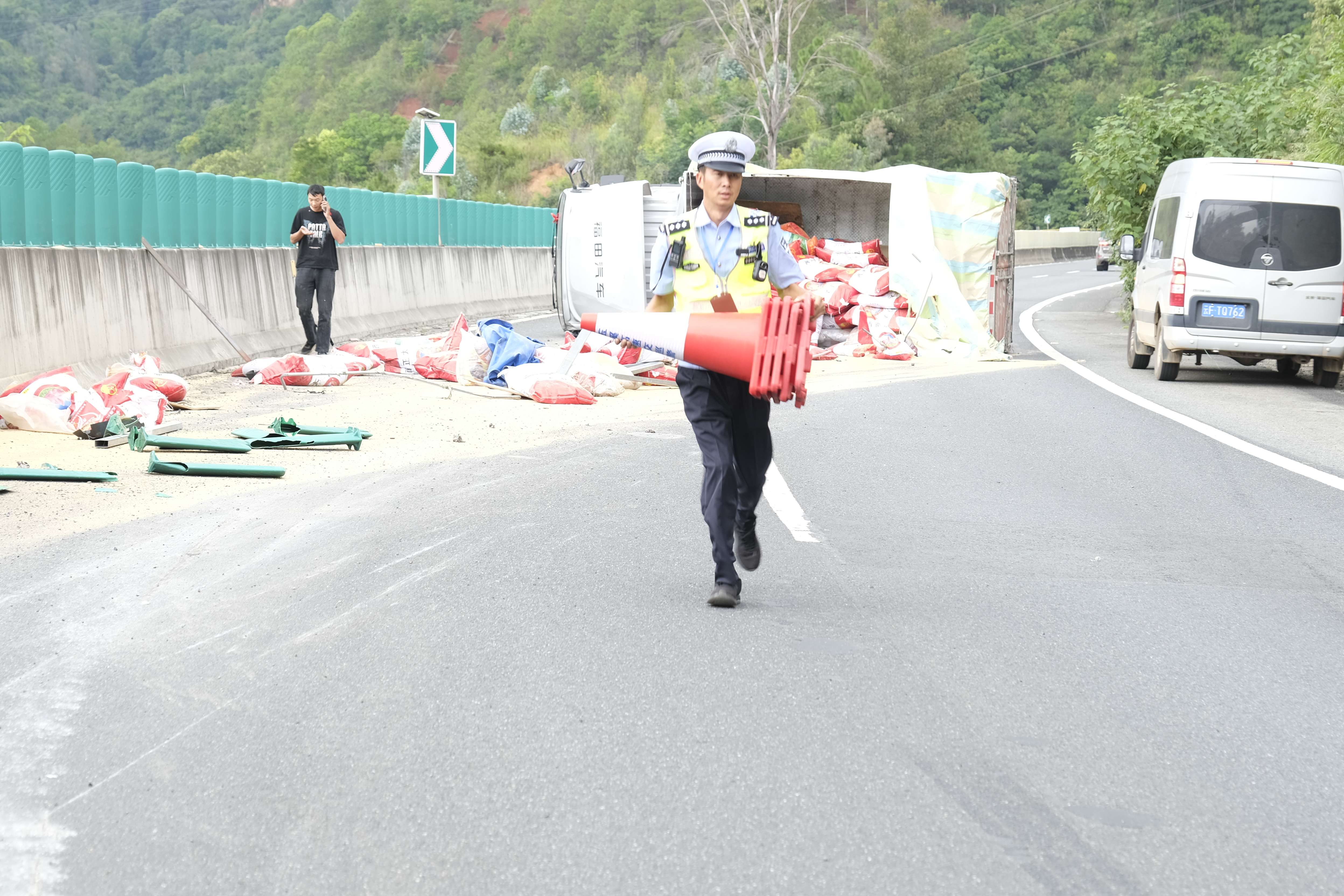 货车侧翻5吨饲料散落2024_1004_15452800.jpg