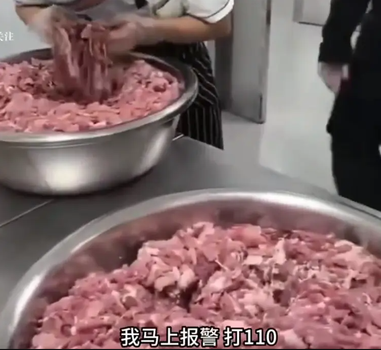 昆明一学校食堂“整盆肉都是臭的”