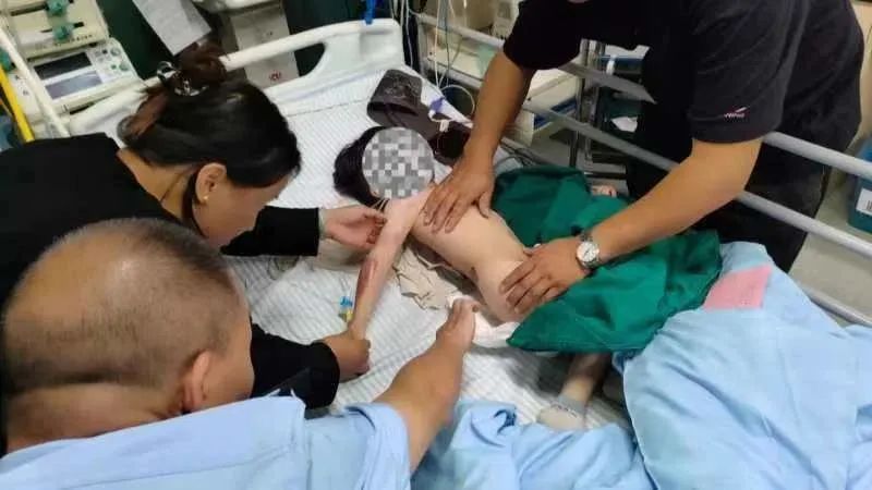揪心！3岁男孩被卷入车底，众人抬车救人