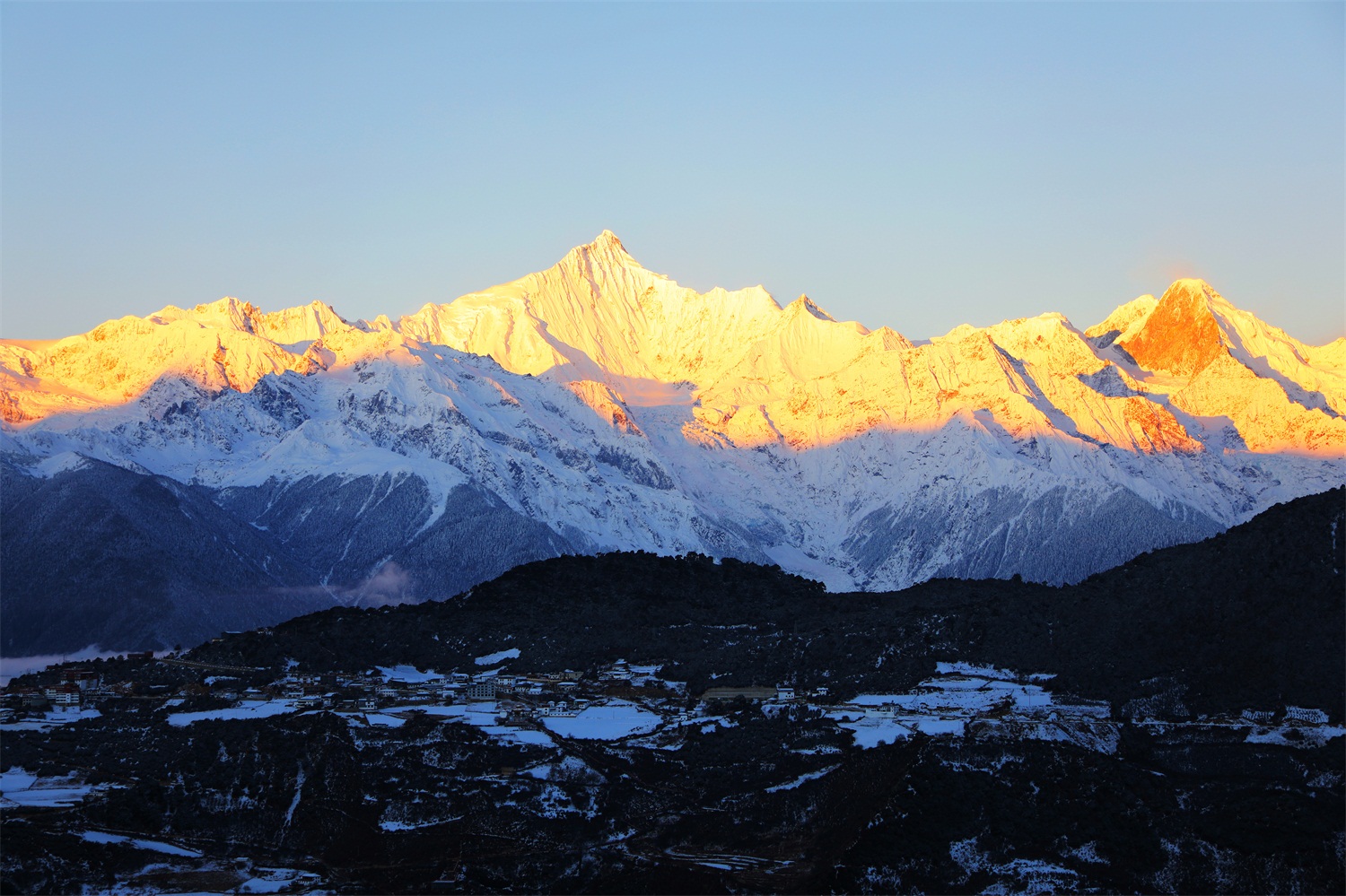 日照金山的梅里雪山 (2).jpg