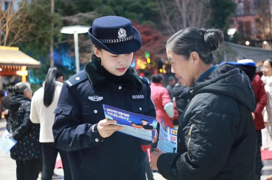 黄圆颂继承黄方彬警号2.png