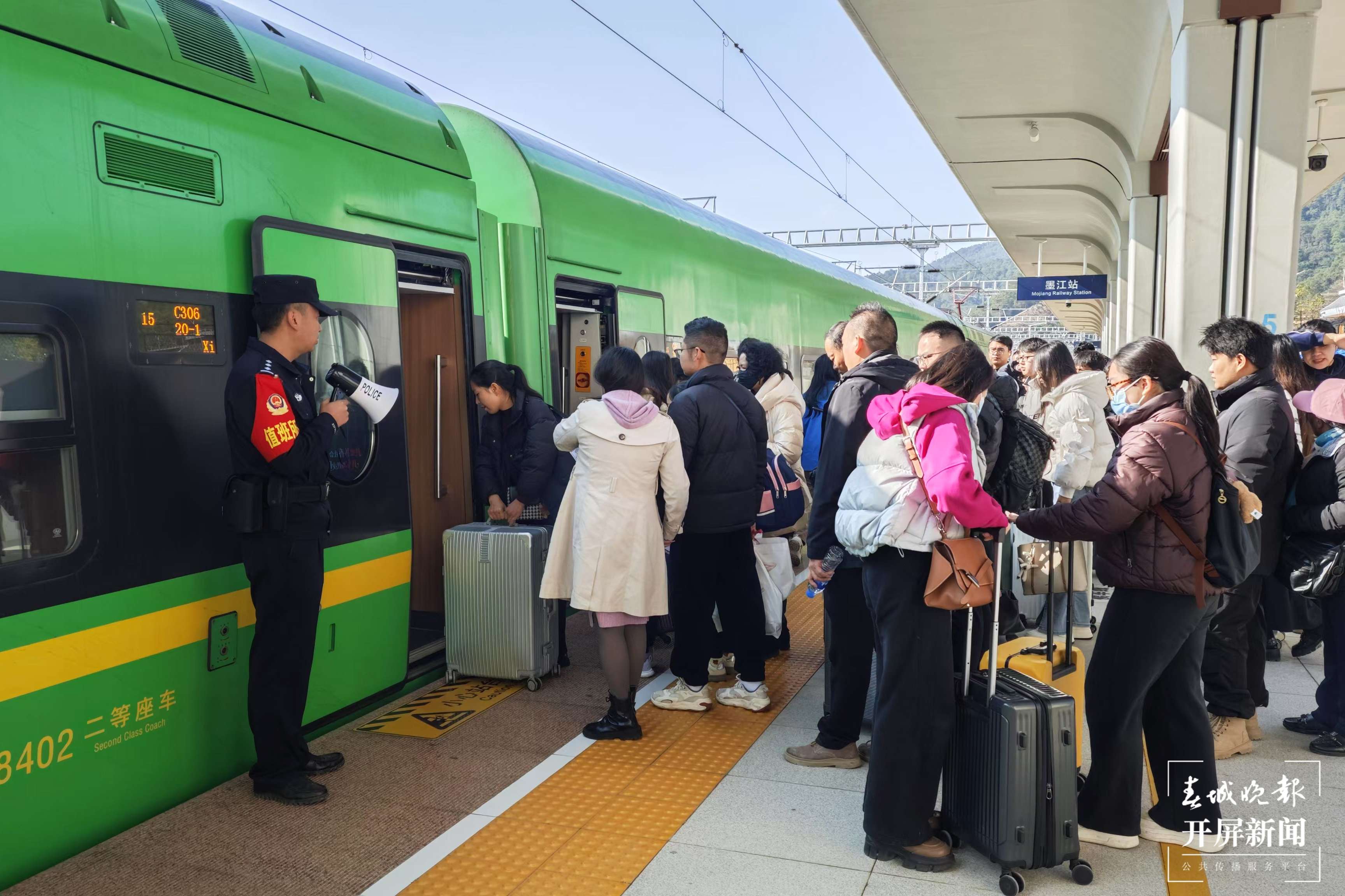 图6：回家的路上安全、有序、温馨，是民警送给旅客最好的新春礼物.jpg