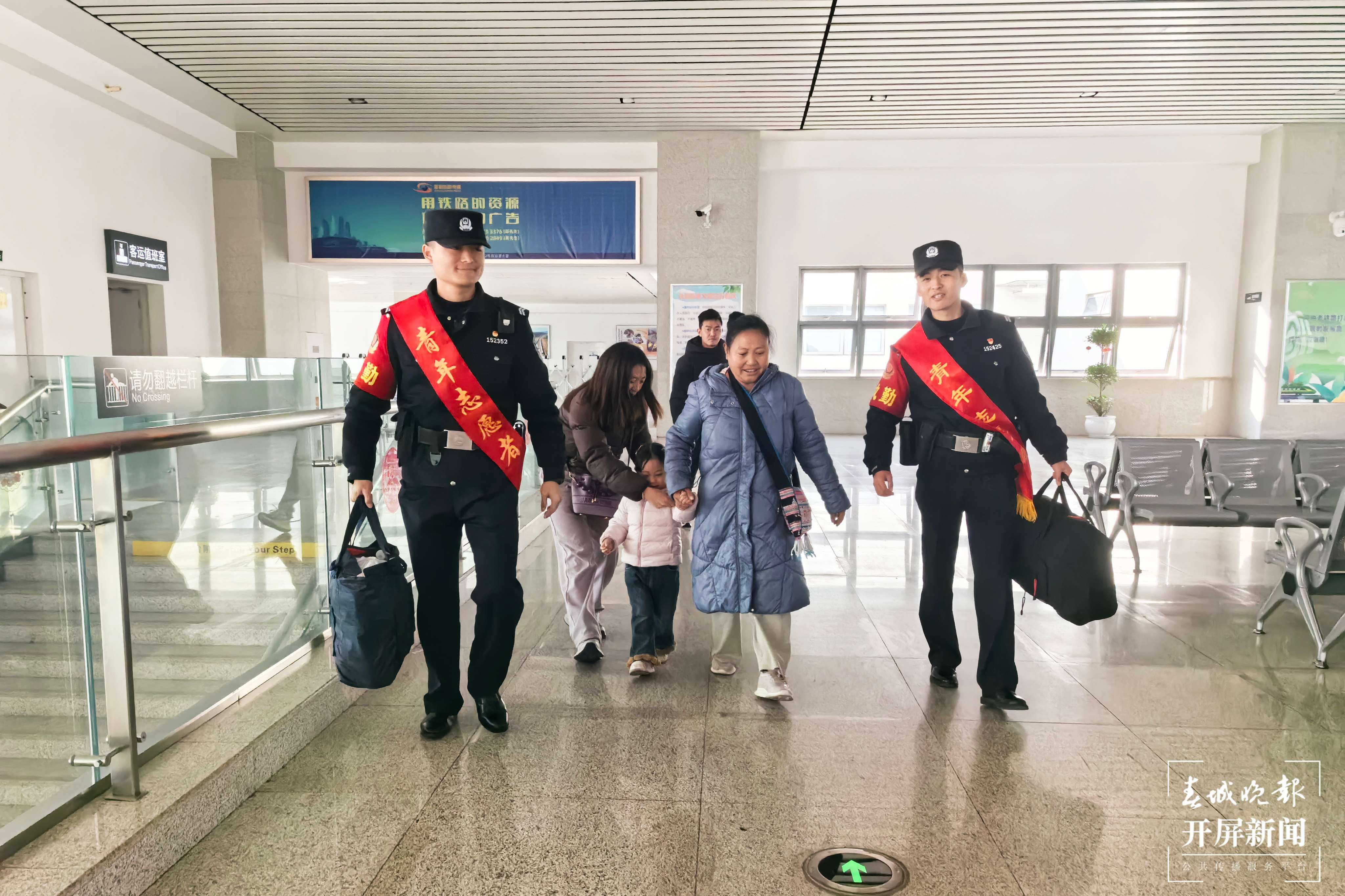 图4：民警及时为老、弱、病、残、孕等重点旅客提供力所能及的帮助.jpg