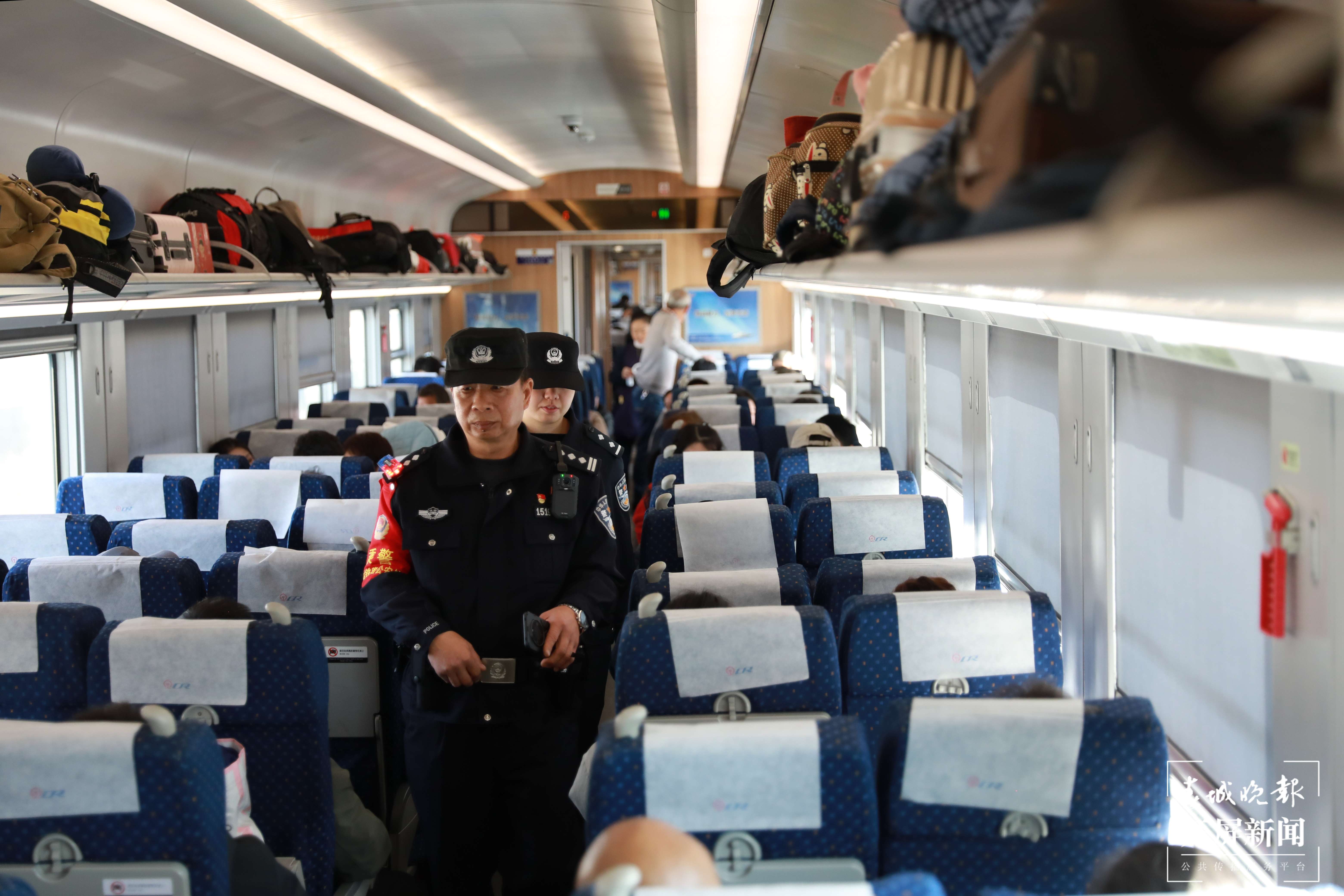 图5：值乘民警强化巡查频次，让旅客感到警察就在身边，守护他们的平安返乡路.jpg