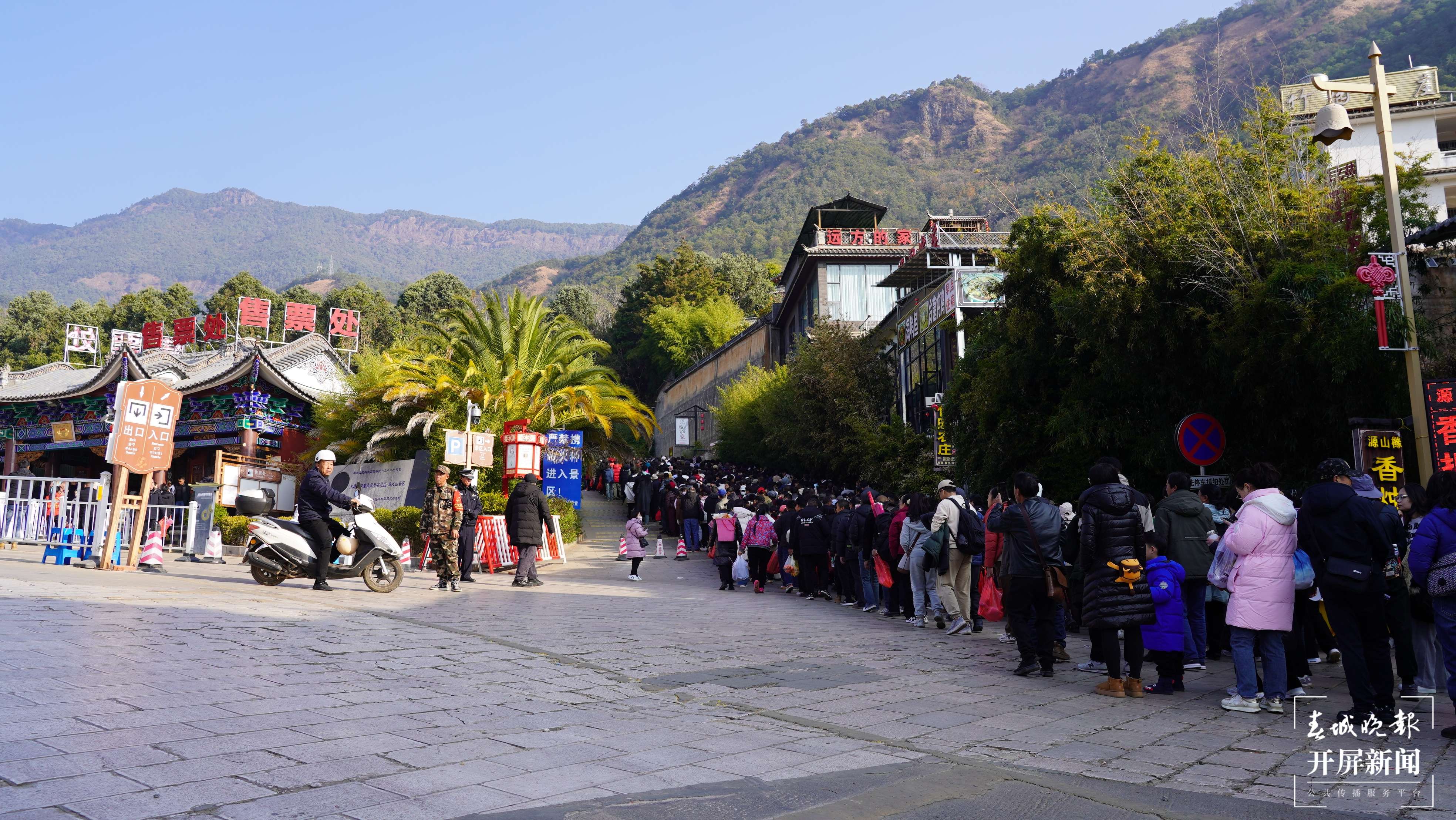 (采访传编辑)新春走基层 春节期间,鸡足山旅游热度“狂飙” (4).JPG