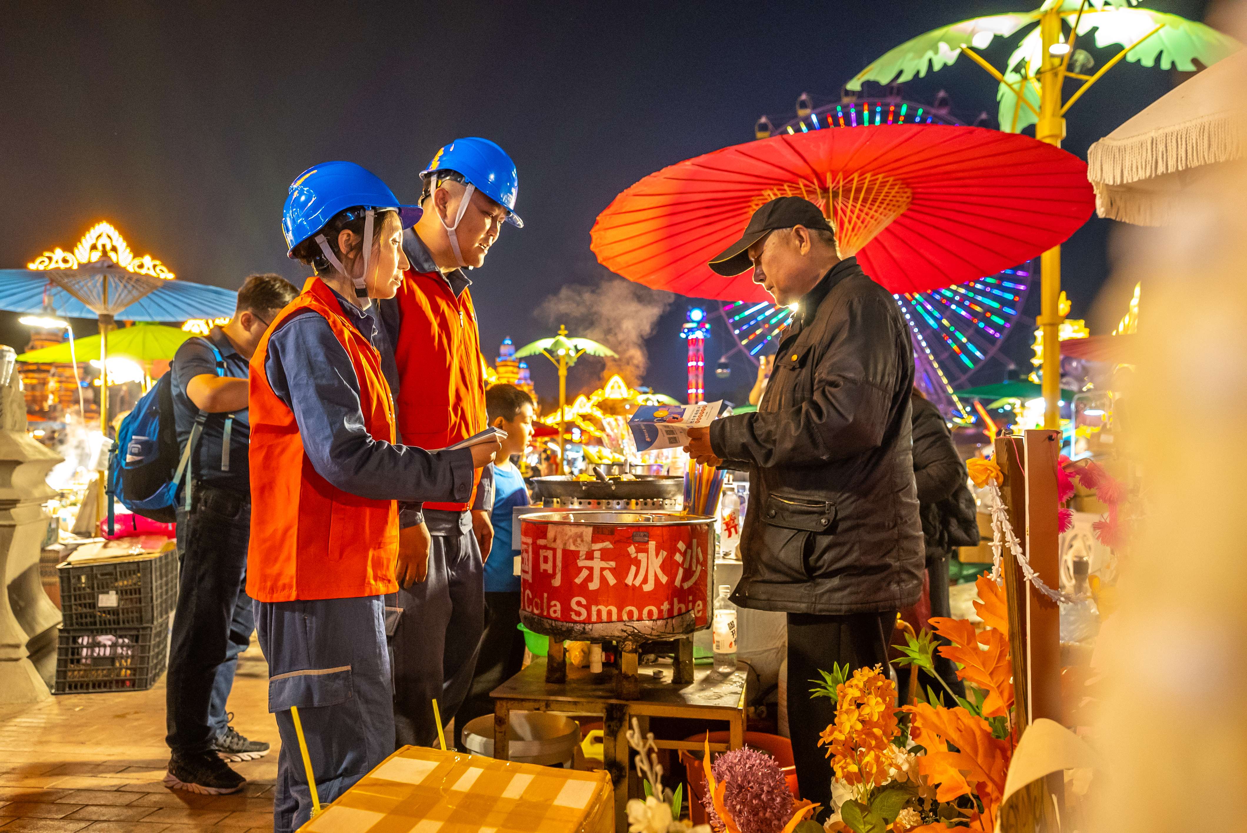 营销人员对西双版纳告庄景区商户开展安全用电宣传.jpg