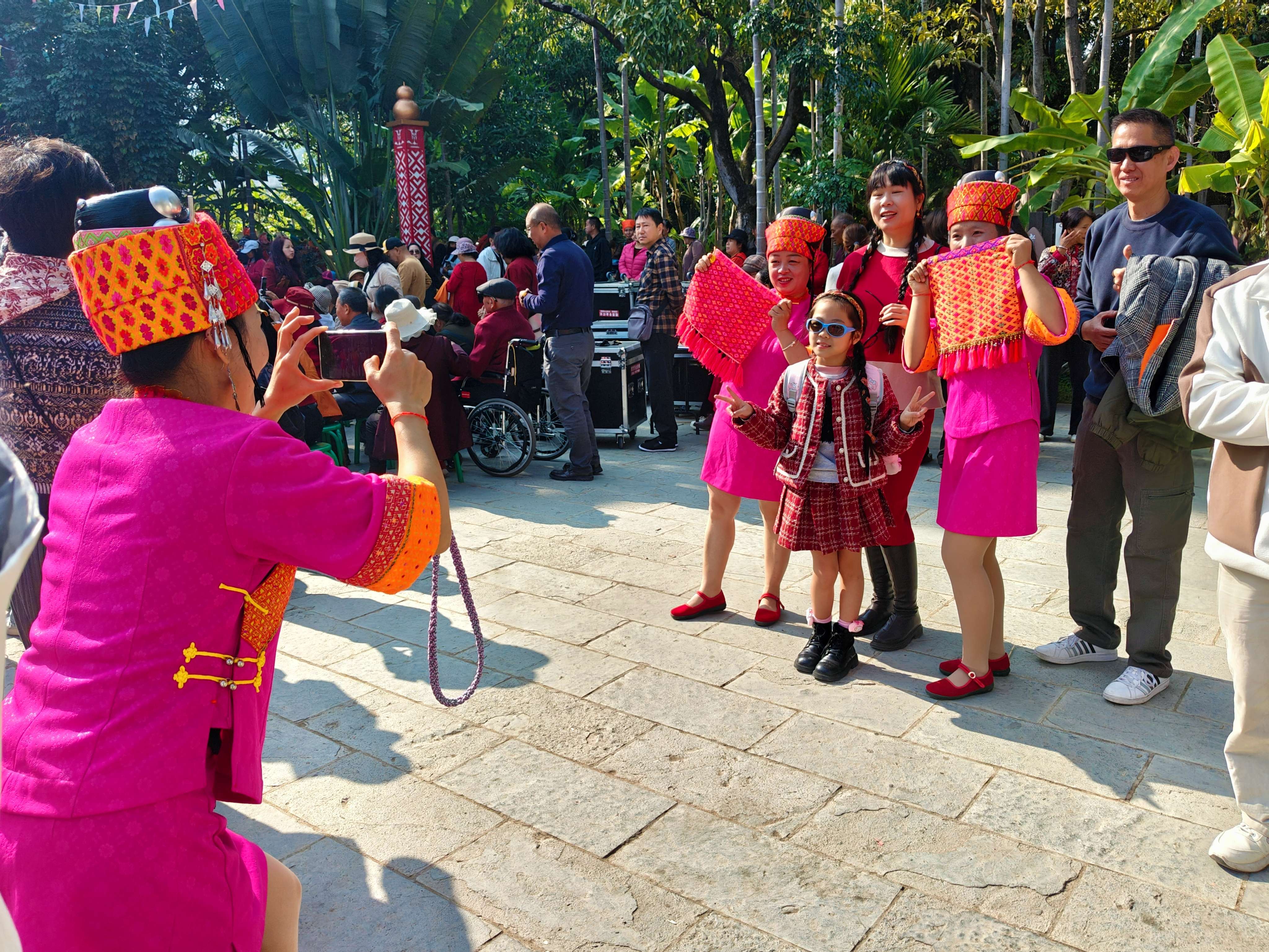 游客与傣族群众合影留念.jpg