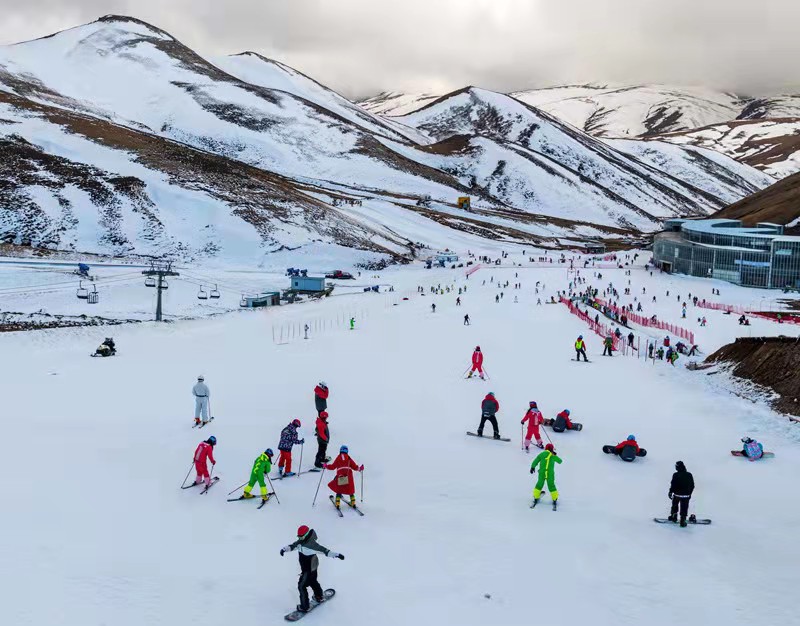 冬奥刮起冰雪运动风！3万余人打卡云南会泽大海草山滑雪场（蒋琼波 摄）