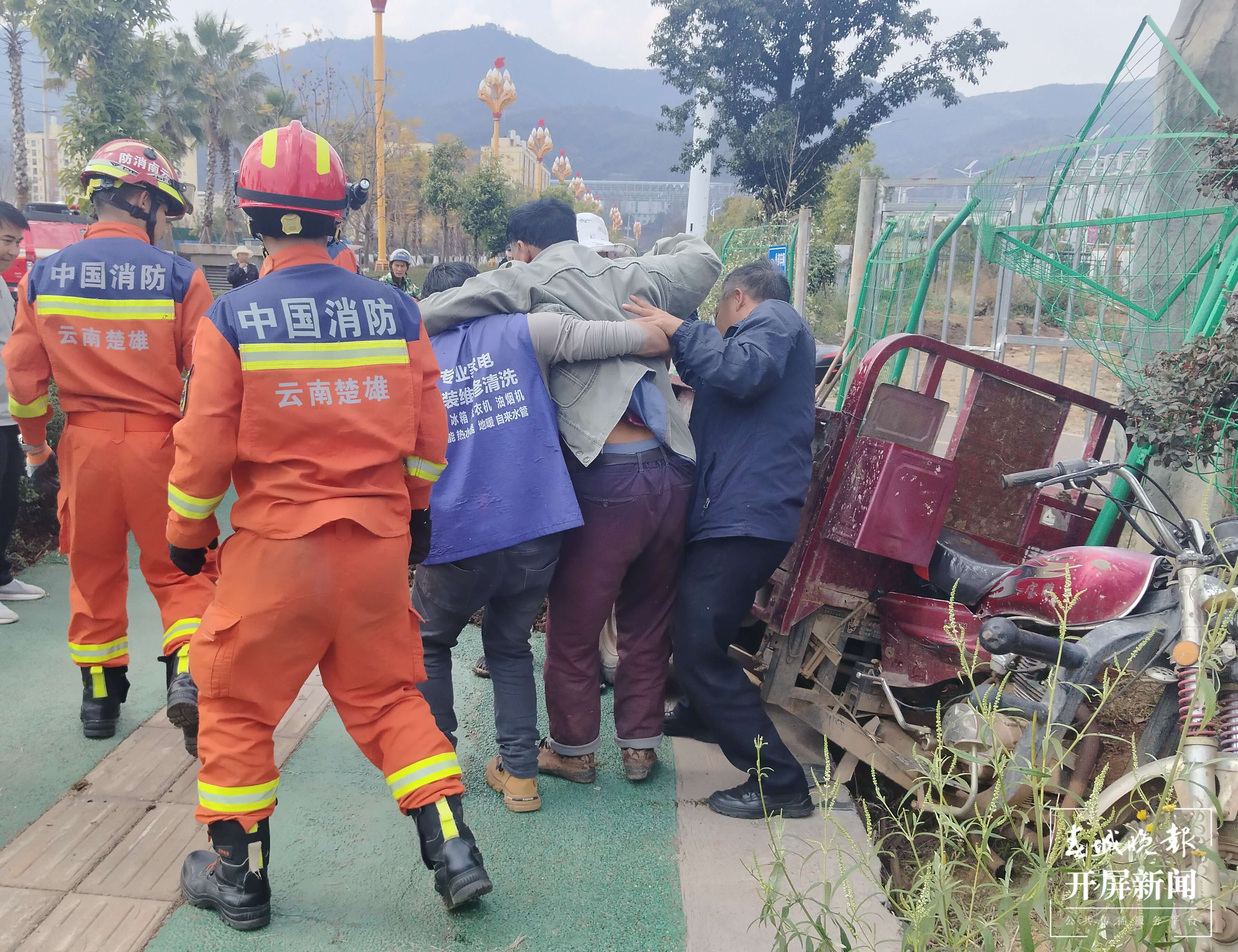 20250223禄丰大队营救失控三轮车被困驾驶员－照片2.jpg