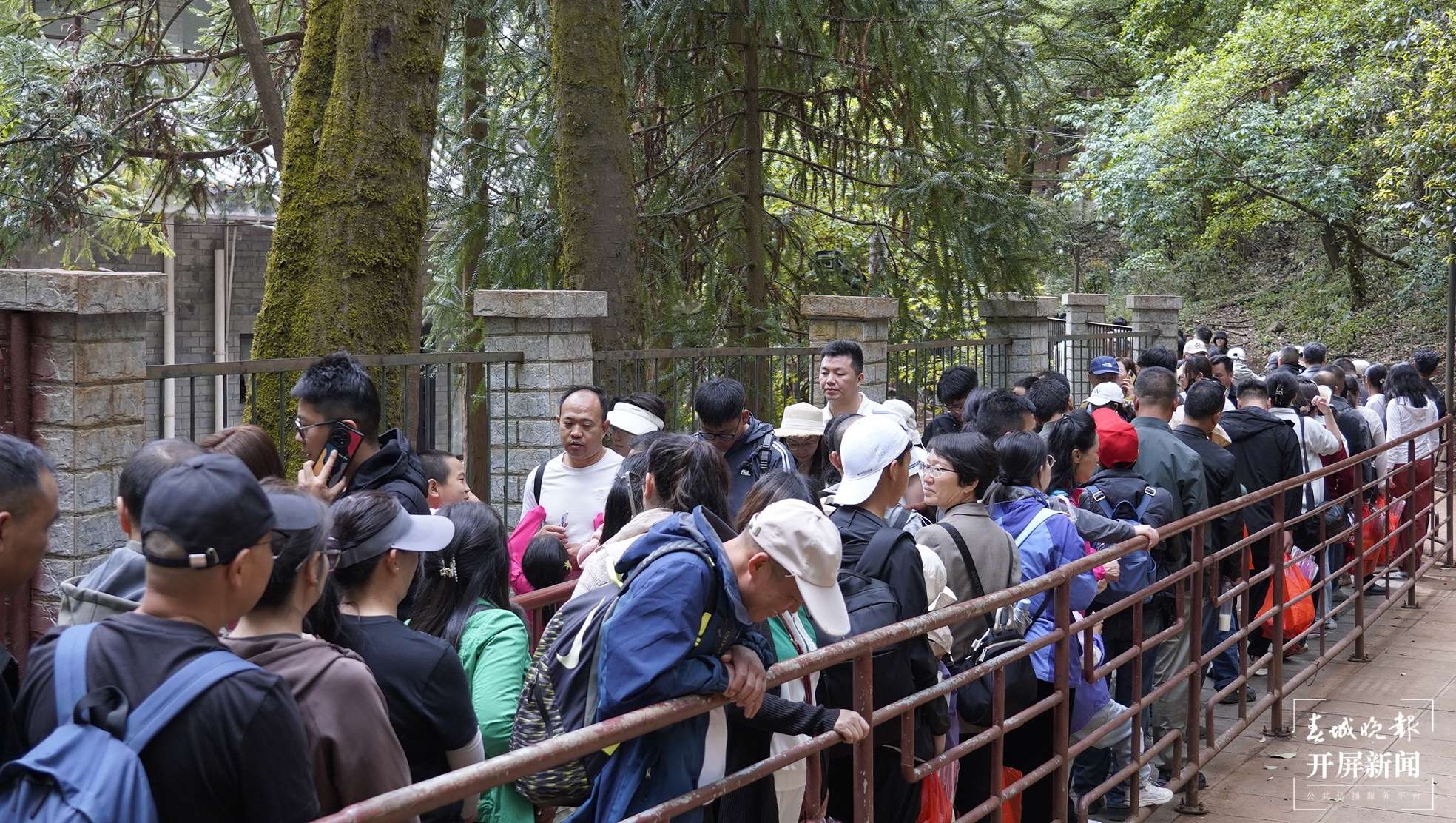 (采访传编辑)美好生活在云南 宾川鸡足山:人气热 ,消费旺 (6).JPG