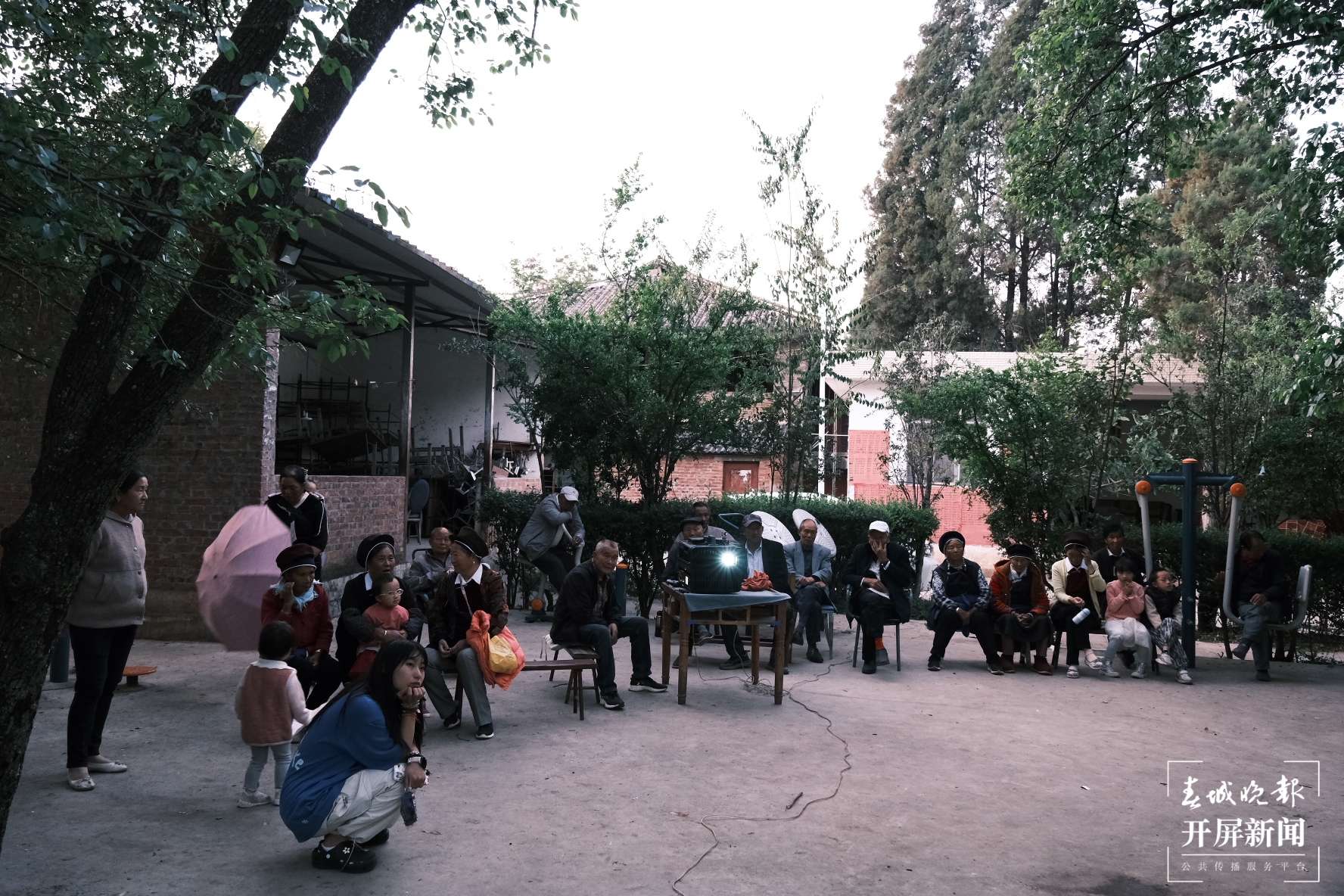 鹤庆县田屯村的老年活动中心广场流动电影放映现场.JPG