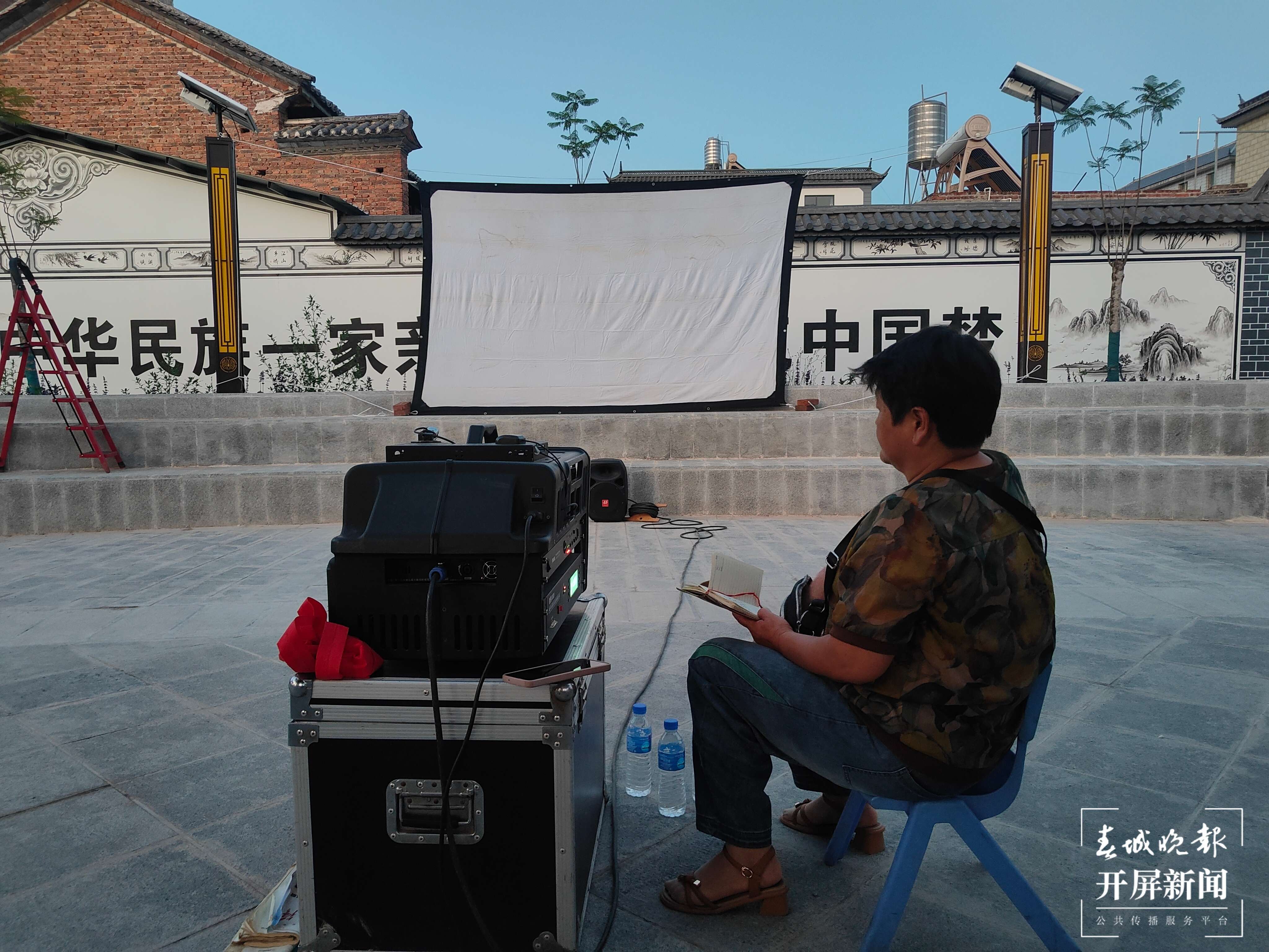 李玉华耐心等待天再黑一些，投影效果才会更好.jpg