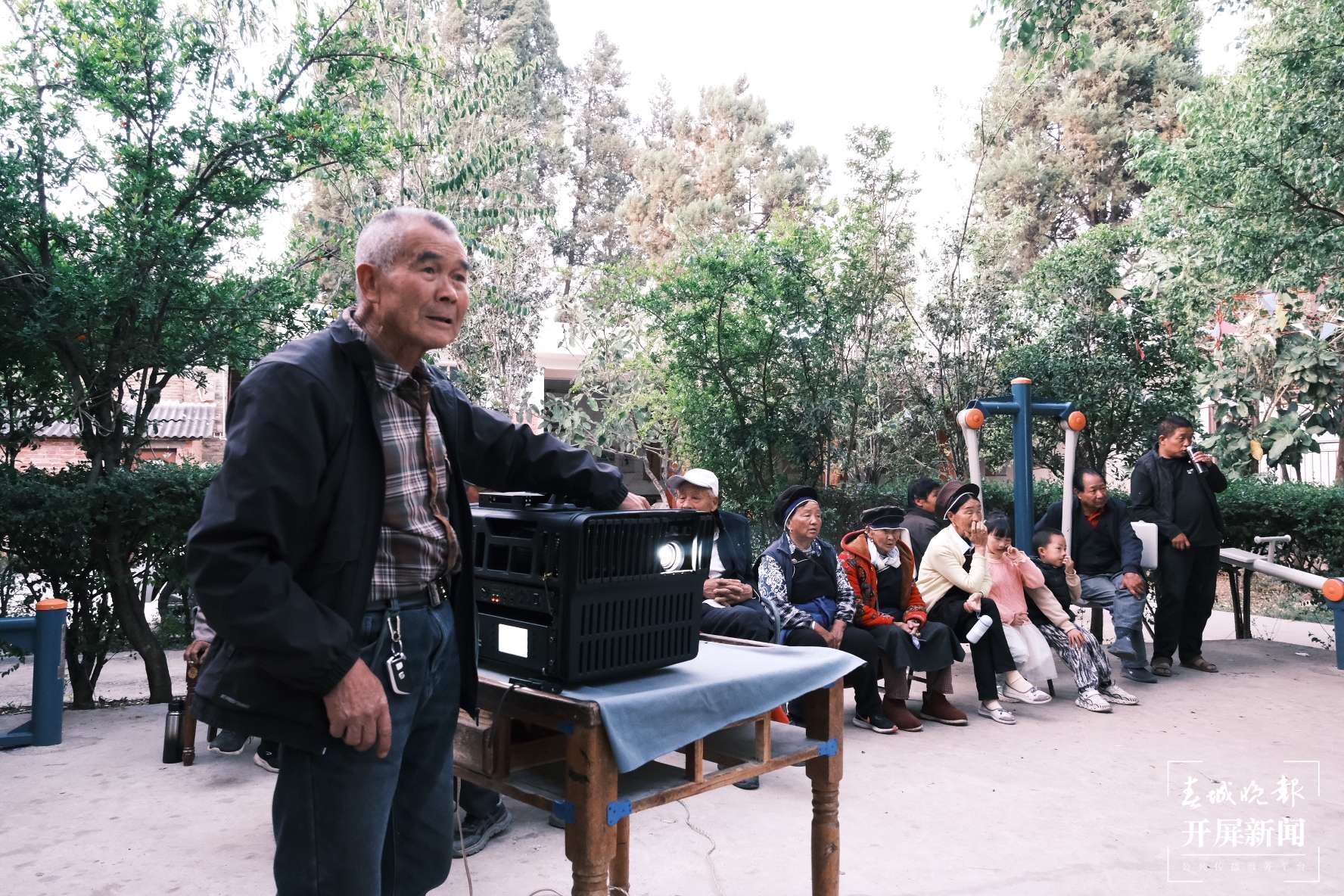 认真对待每一场放映的洪绍海.jpg