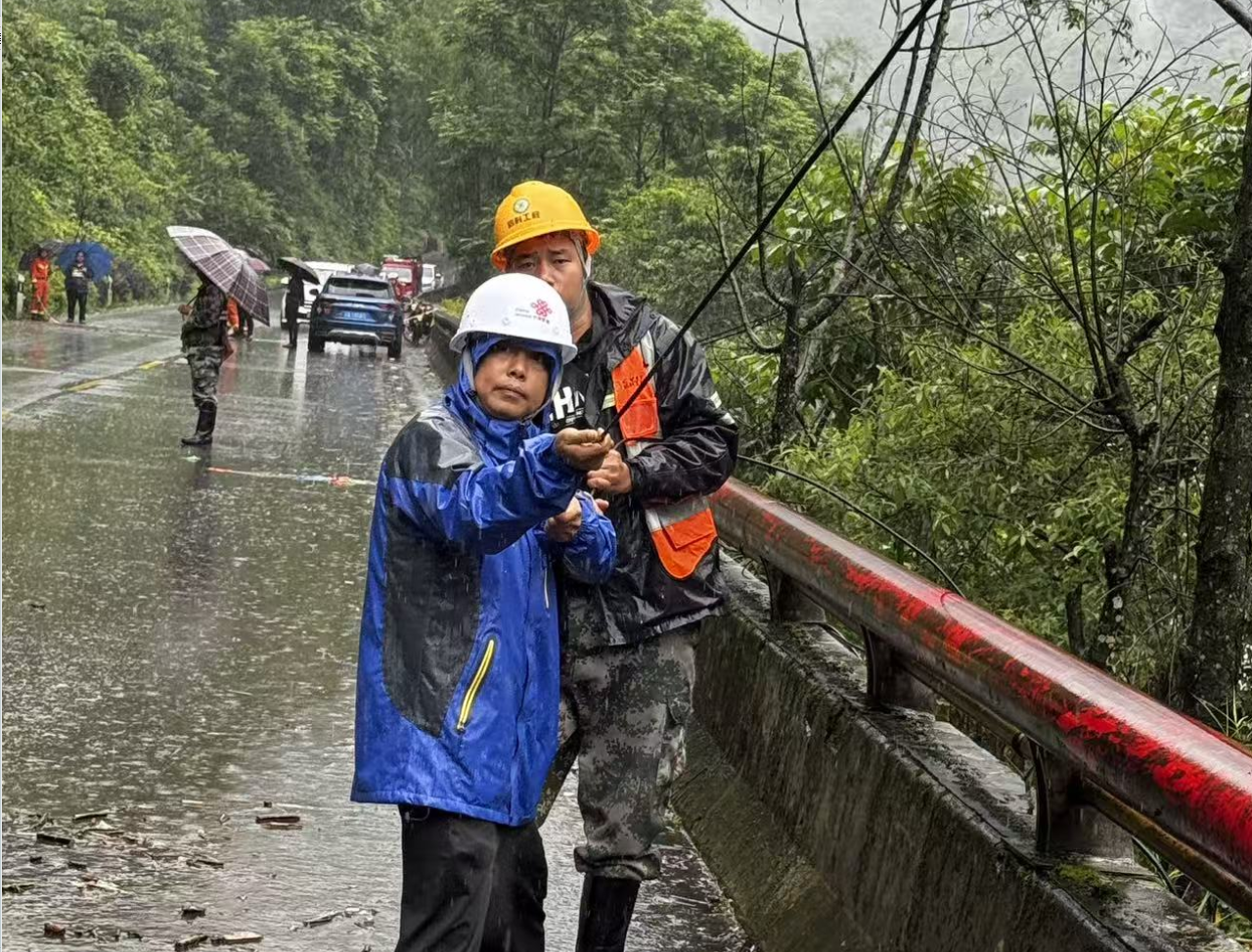 联通独龙江救灾一线照片5.jpg