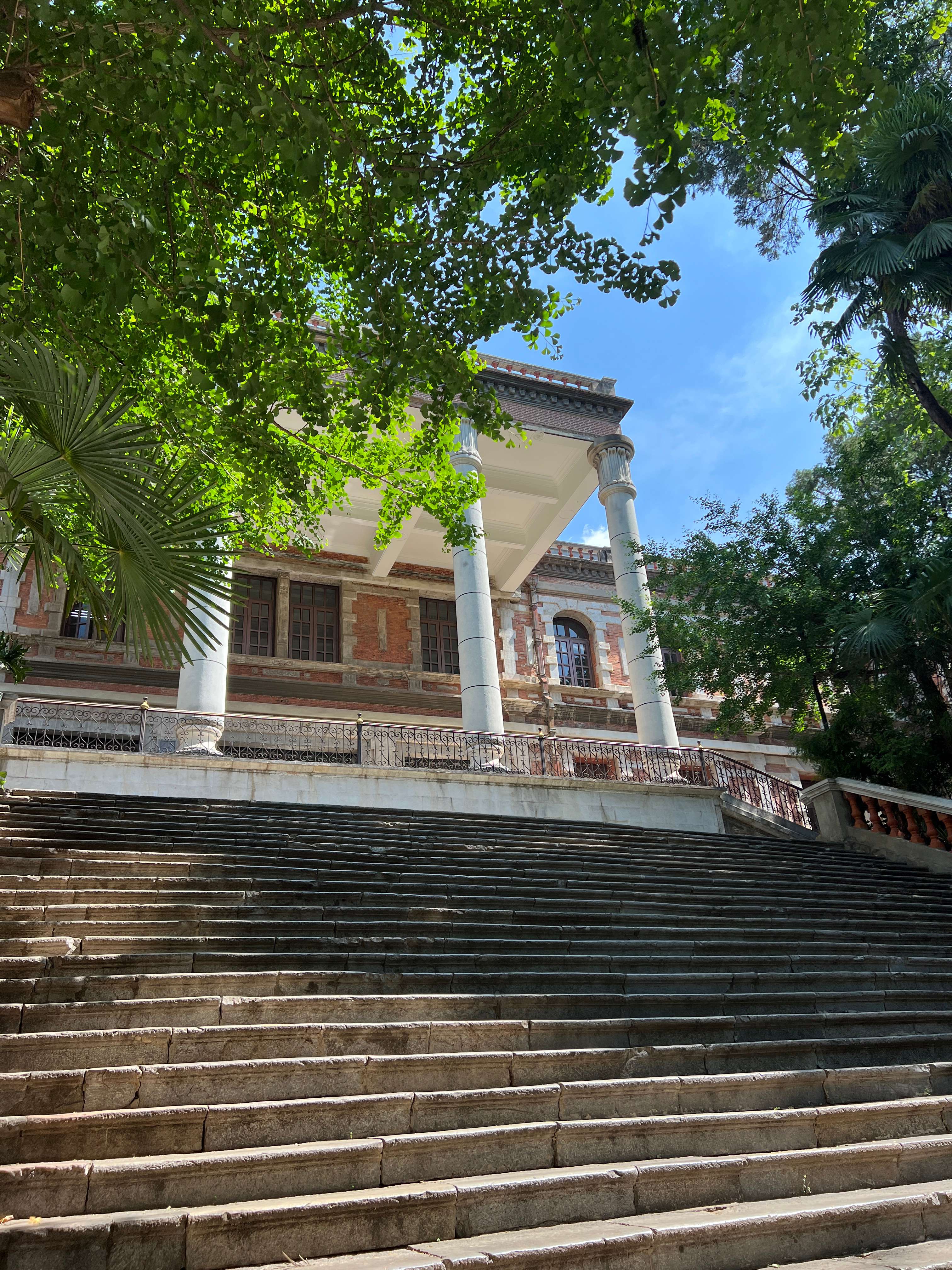 云南大学东陆校区夏日美景.jpg
