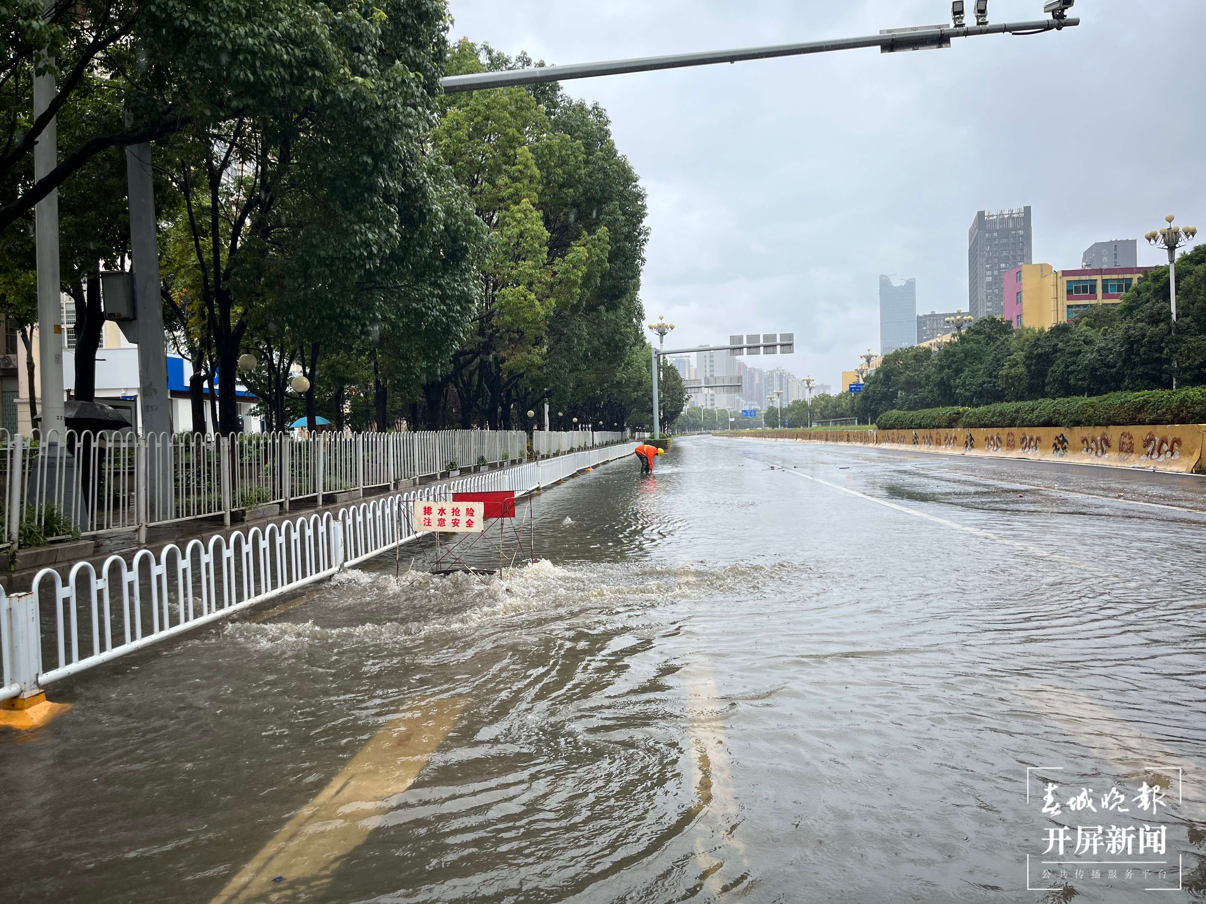 海源中路路与滇缅大道交叉路口2.jpg